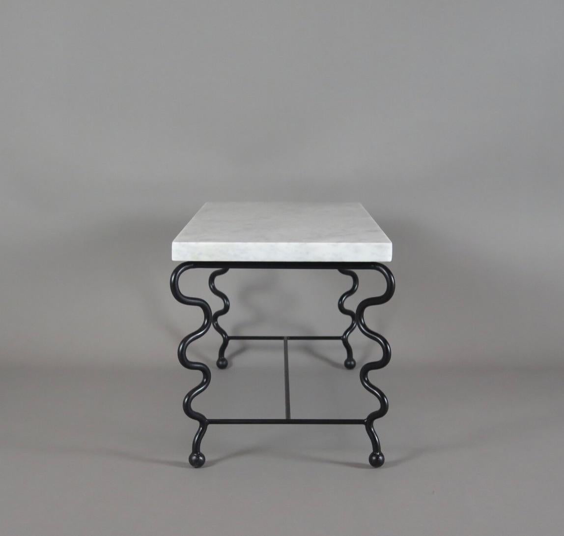 Mid-Century Modern Petite table basse serpentine avec plateau en marbre de Carrare en vente