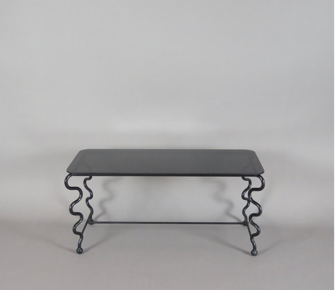Mid-Century Modern Petite table basse 'Serpentine' avec plateau en verre noir en vente