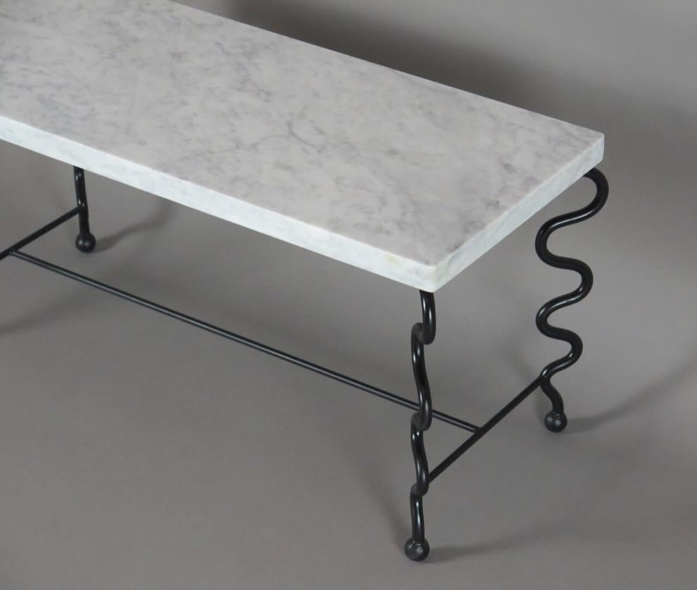 Soudé Petite table basse serpentine avec plateau en marbre de Carrare en vente