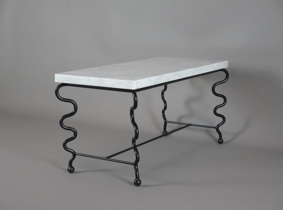 XXIe siècle et contemporain Petite table basse serpentine avec plateau en marbre de Carrare en vente