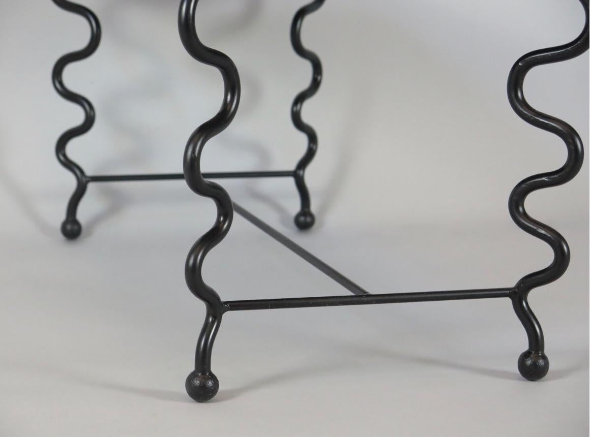 XXIe siècle et contemporain Petite table basse 'Serpentine' avec plateau en verre noir en vente