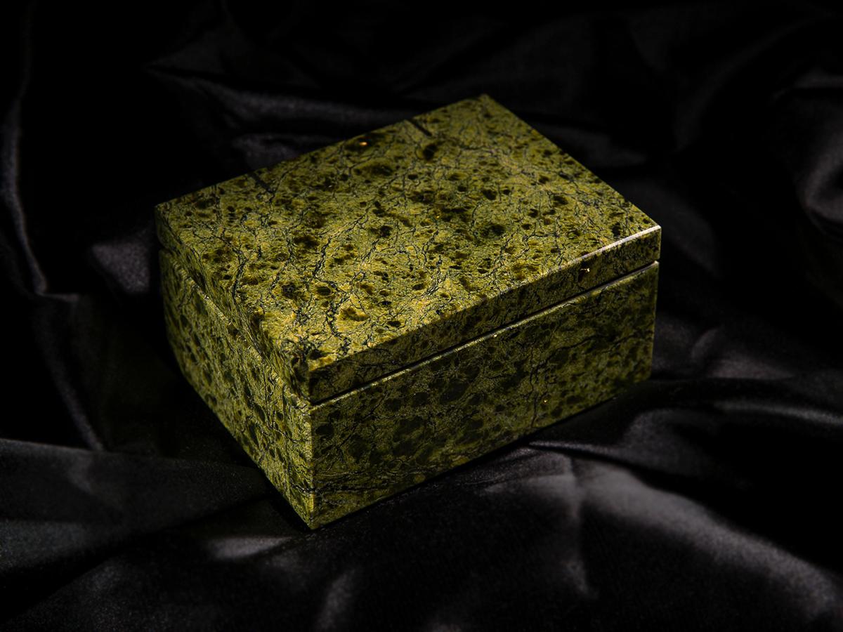 100% handgefertigte grüne Serpentin Stein-Box in einer Form von Quadrat

61 x 95 x 95 mm - 1.96 x 3.74 x 3.74 in

Gesamtgewicht - 665 Gramm  
