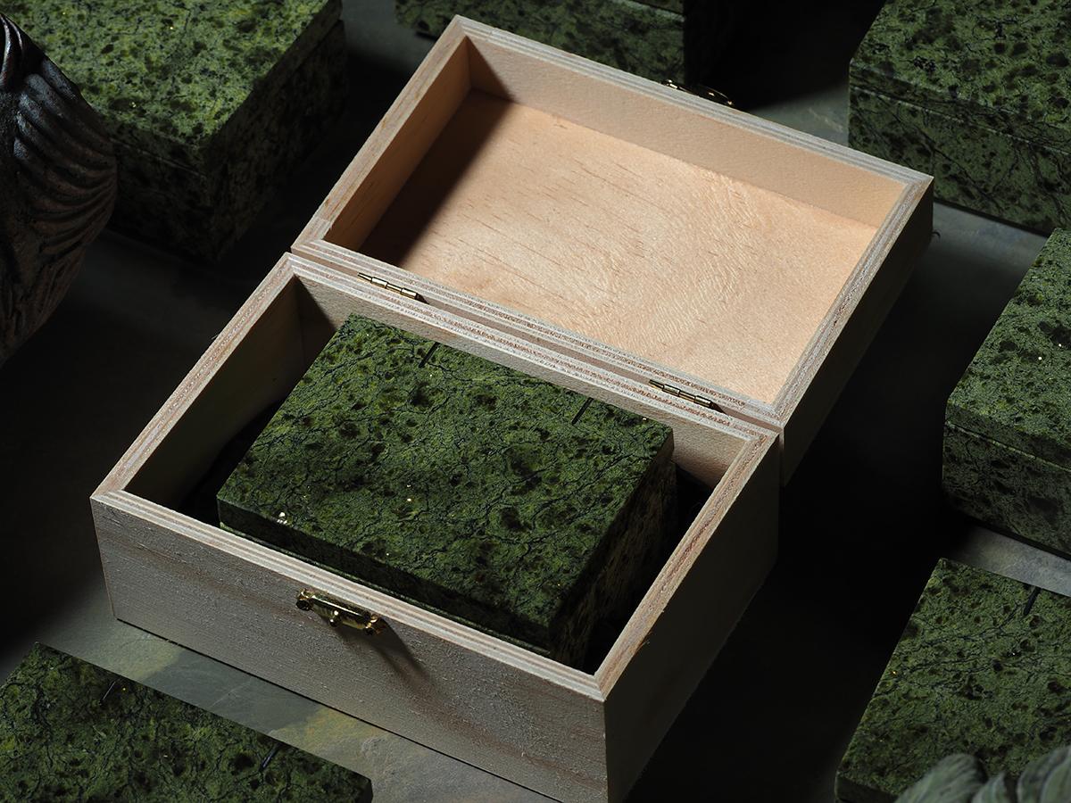 Uncut Serpentine stone box fine Jewelry holder Square shape For Sale