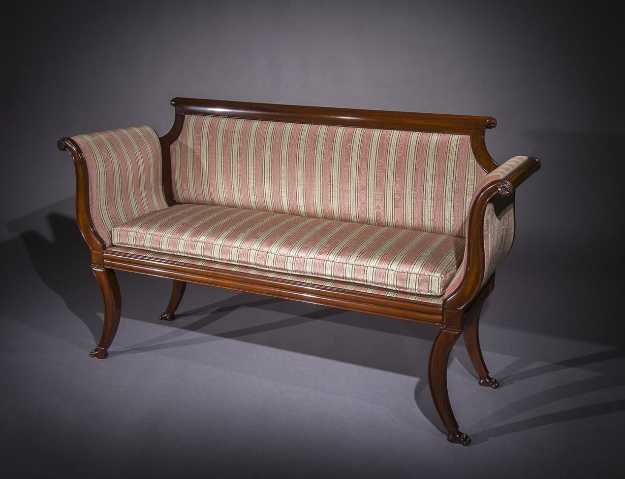 Kleine Couch im neoklassischen Stil
Boston, Massachusetts (tätig 1804-17), um 1810
Mahagoni (Sekundärholz: Esche)
Maße: 35 1/8 Zoll hoch, 59 3/4 Zoll lang, 19 1/8 Zoll tief.

Obwohl dieses Sofa aufgrund seiner geringen Größe in eine ganz eigene