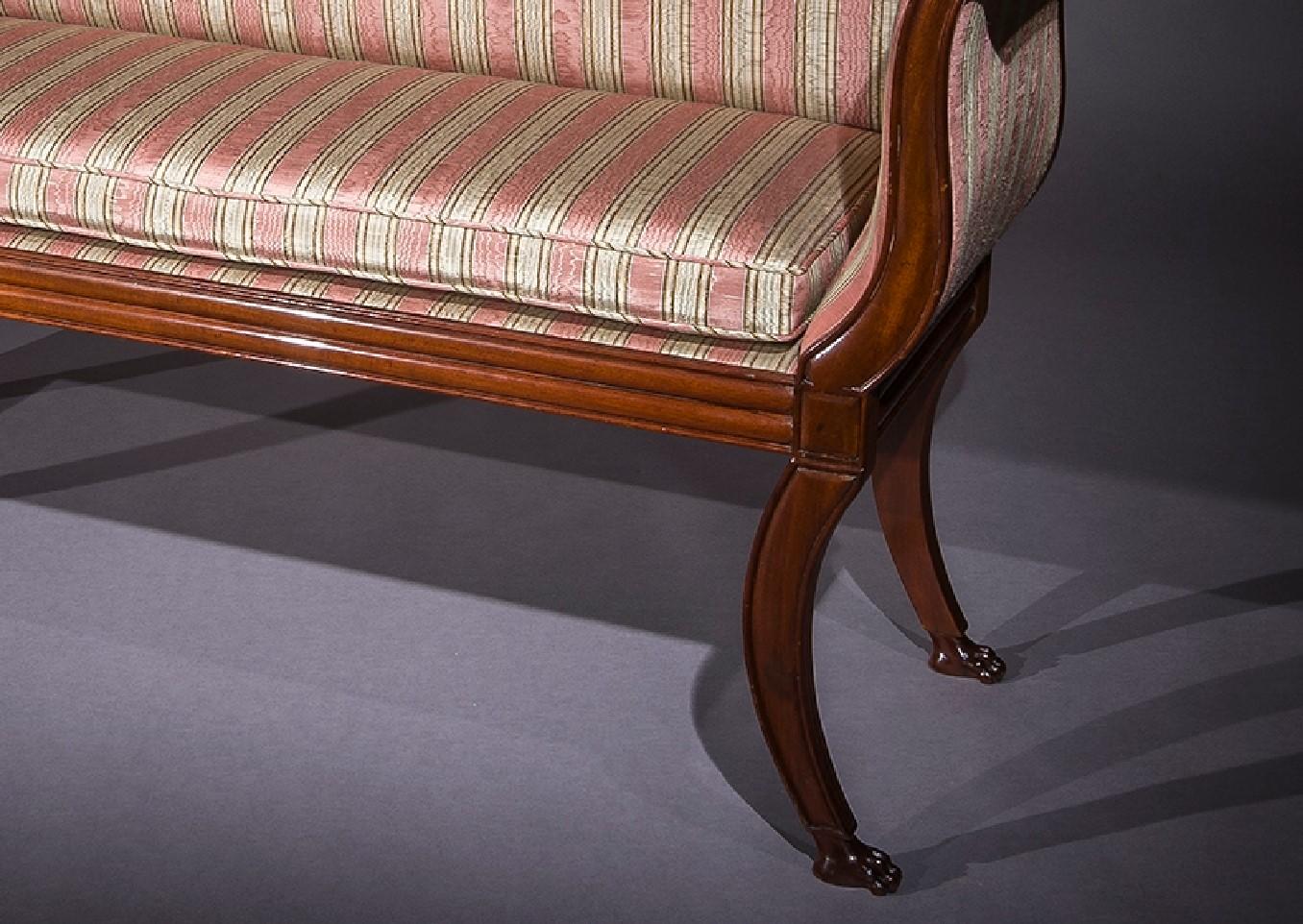 Kleines Sofa im neoklassischen Stil (Geschnitzt) im Angebot