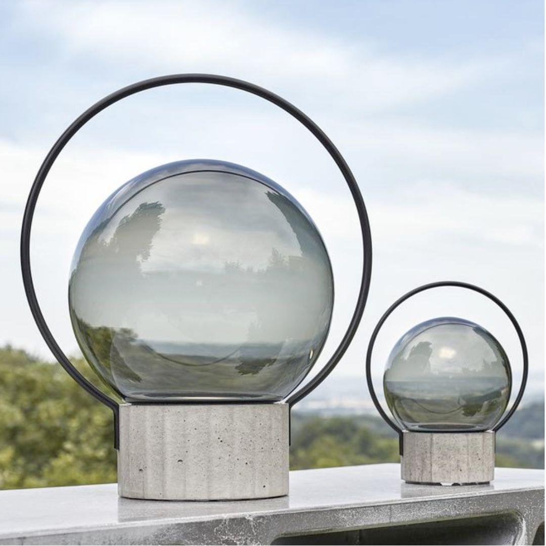 Kleine 'Sfera' mundgeblasene wiederaufladbare Tischlampe aus grauem Glas für Brokis

Sie werden von Brokis in der Tschechischen Republik auf Bestellung handgefertigt, wobei viele der arbeitsintensiven handwerklichen Glasblas- und