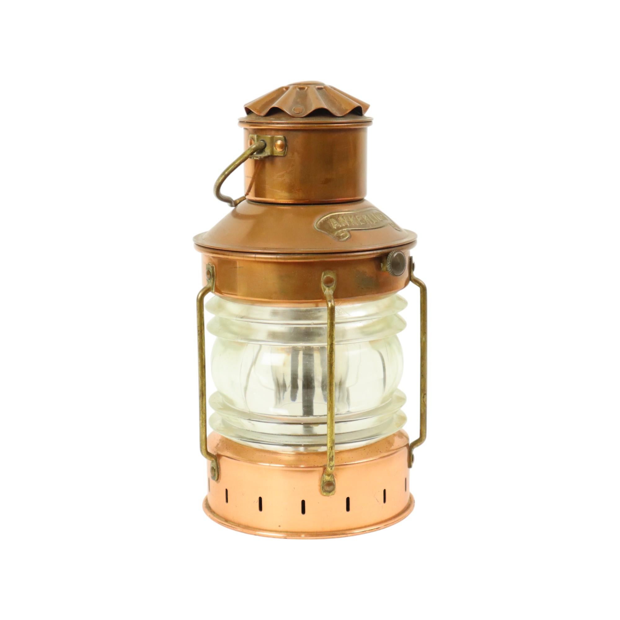 Kleine Schiffslampe, Ankerlicht, nautische Öllaterne aus rotem Kupfer und Messing, komplett mit Glas-Fresnel-Linse, abnehmbarem Ölbehälter, Glas und Docht, zweite Hälfte des 20. Jahrhunderts, um 1980, Belgien oder Niederlande.

Hübsche Größe der