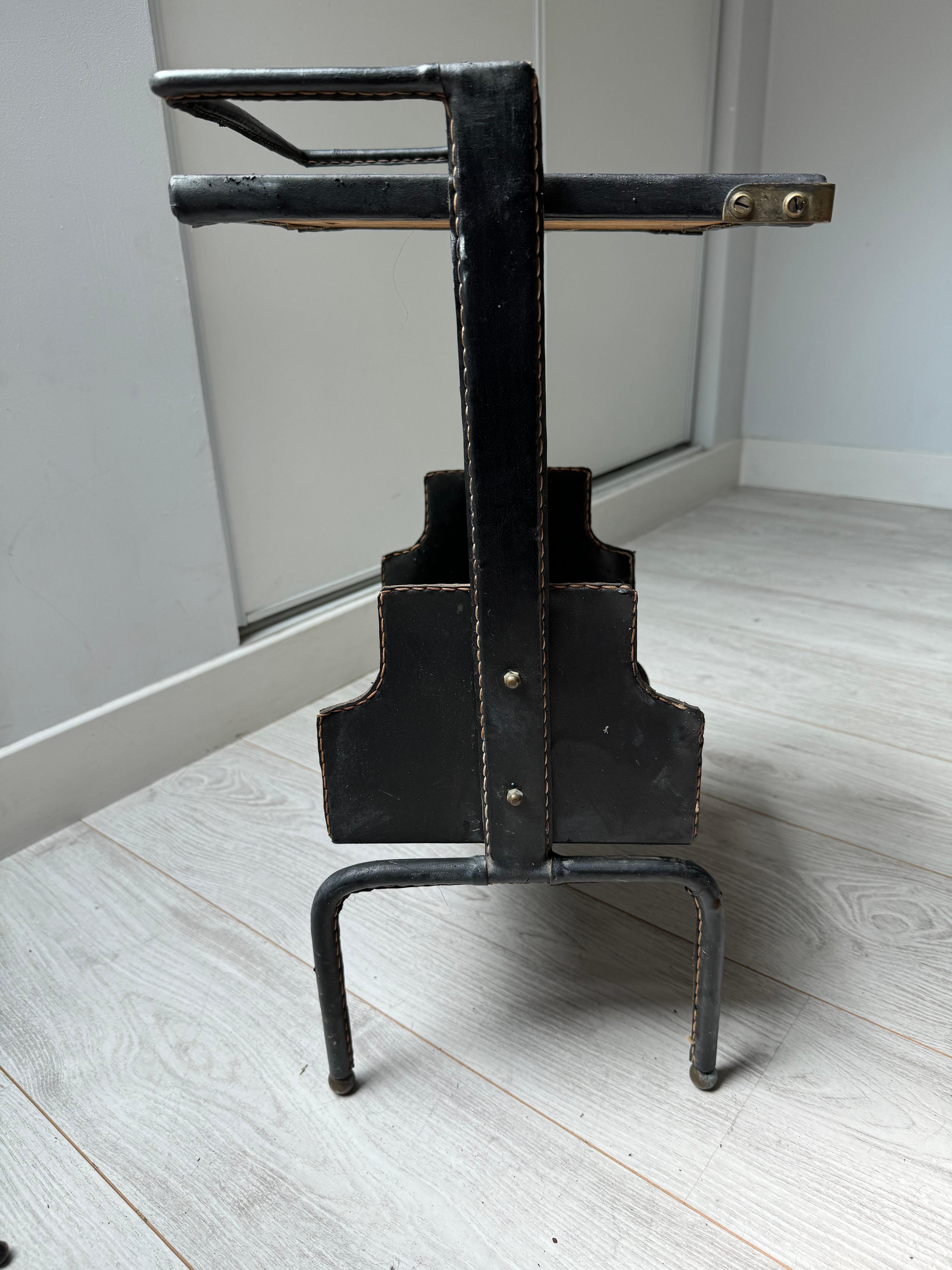 Jacques ADNET (1900-1984) 
Kleiner Beistelltisch mit doppeltem Lederbezug, Messingbeschlägen und Kontrastnähten
Ursprünglich als Telefontisch entworfen