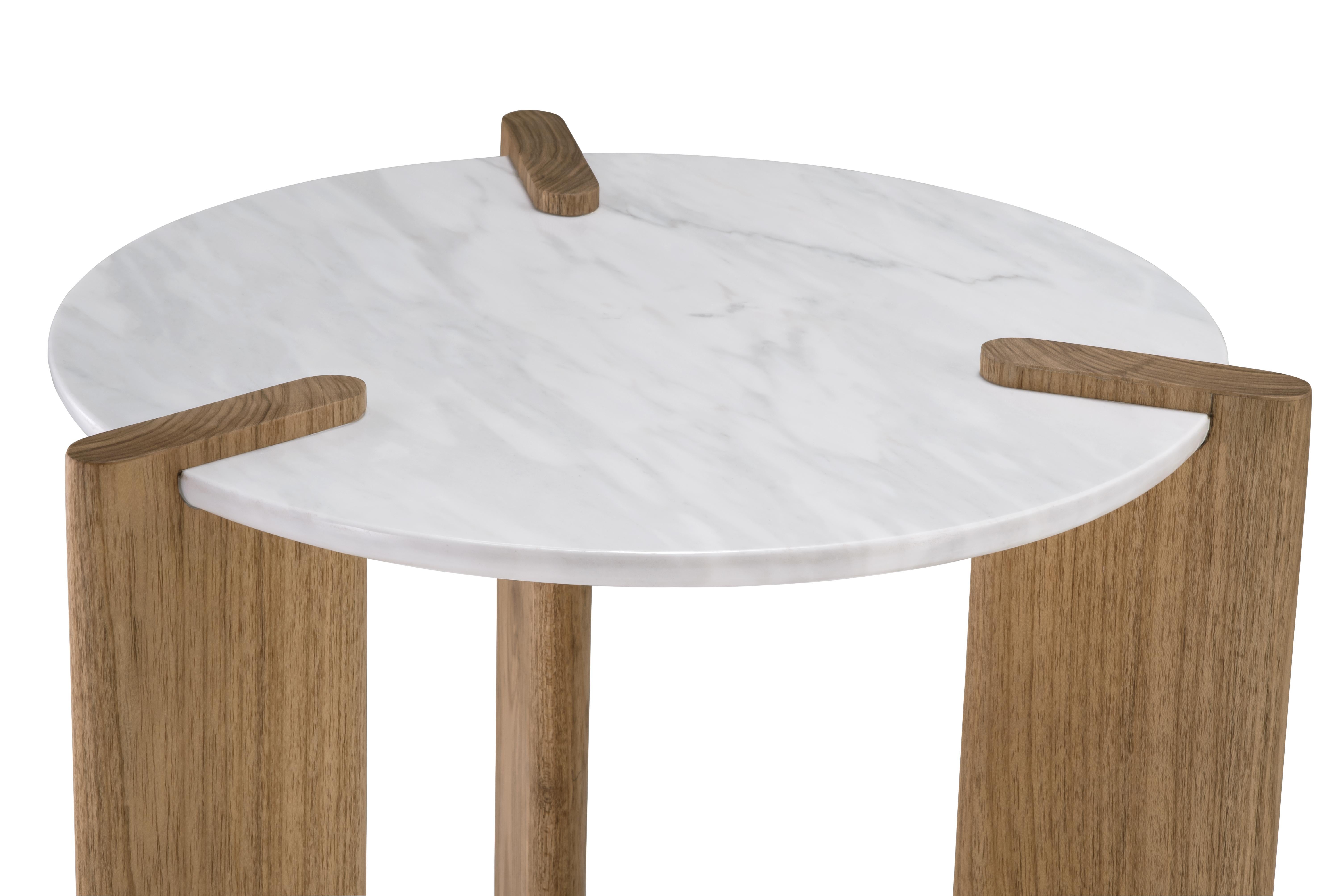 Small giraffe side table by Juliana Lima Vasconcellos with Italian Carrara marble top and three feet in solid walnut or solid imbuia. With a simplified and light language, its forms comes with curves and smoothness in the wood and in the marble