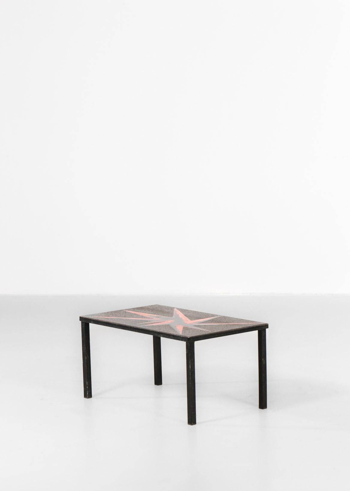 Table basse en pierre de lave émaillée.