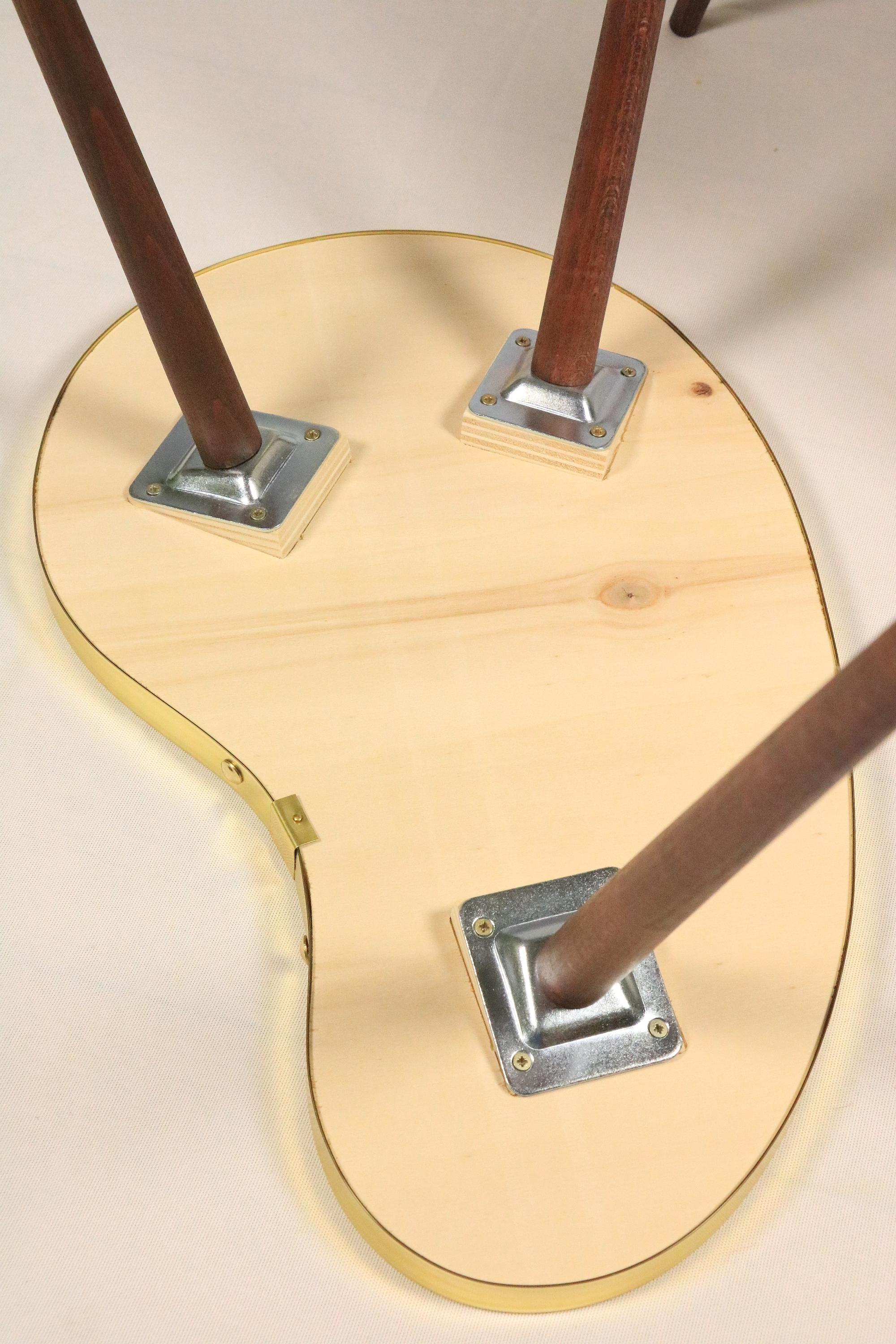 Petite table d'appoint en forme de rein, rayures noires et blanches, 3 pieds élégants, style des années 50 en vente 5