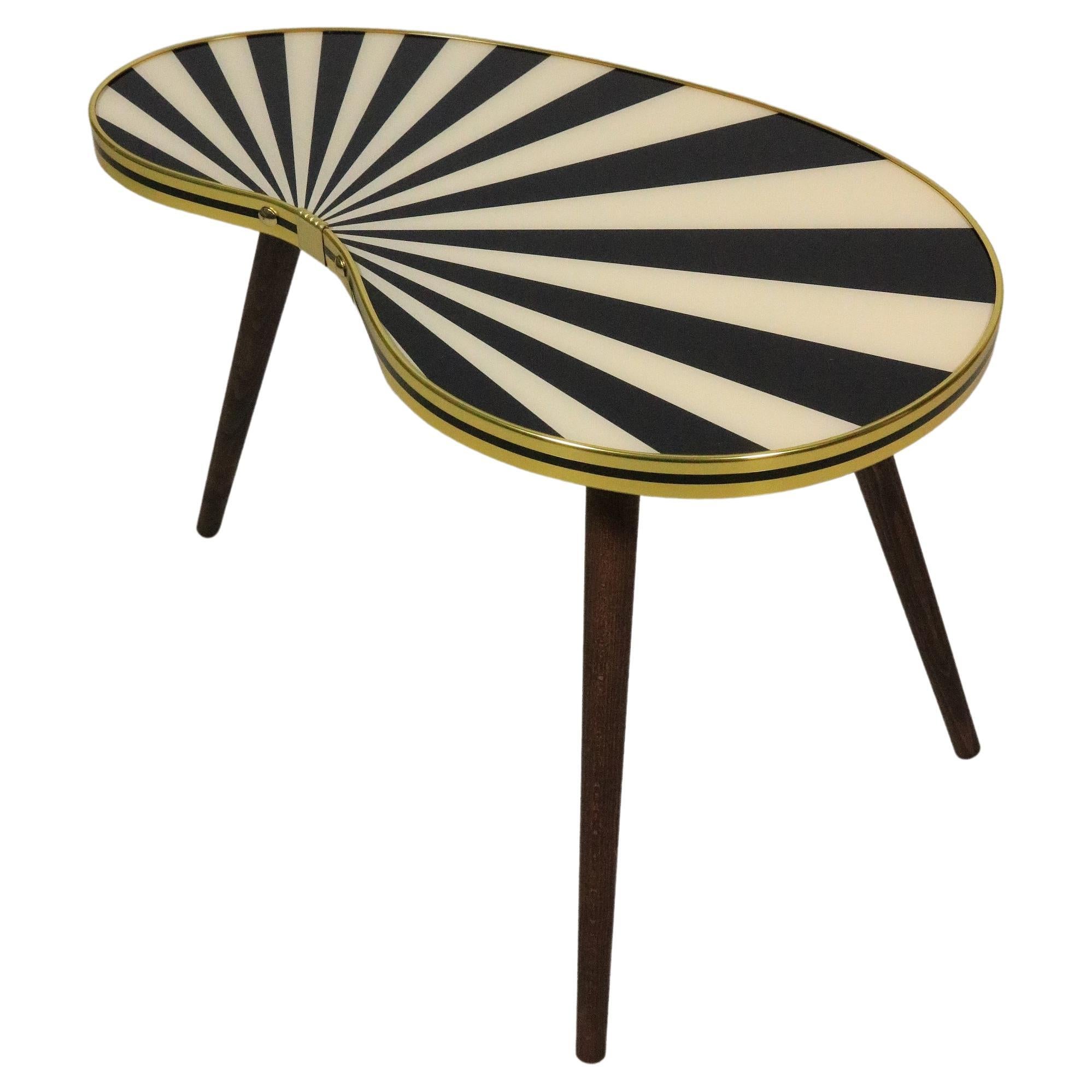 Petite table d'appoint en forme de rein, rayures noires et blanches, 3 pieds élégants, style des années 50 en vente