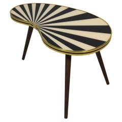 Petite table d'appoint en forme de rein, rayures noires et blanches, 3 pieds élégants, style des années 50