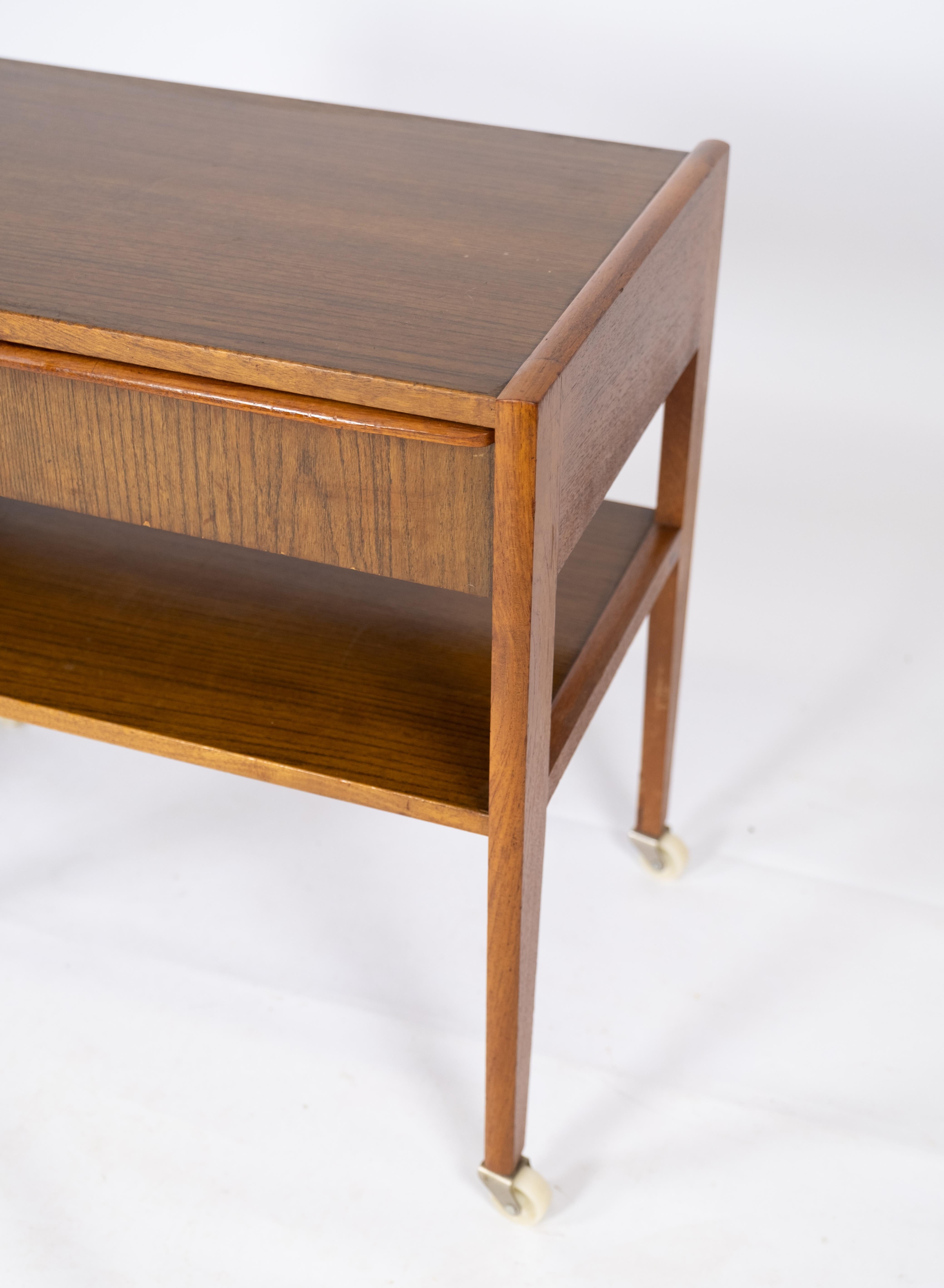 Scandinave moderne Petite table d'appoint avec tiroir en teck de design danois des années 1960 en vente