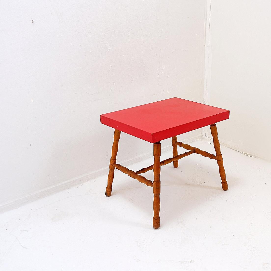 Small side table with turned legs and red top - Josco, Made in Belgium - 1950s For Sale 3