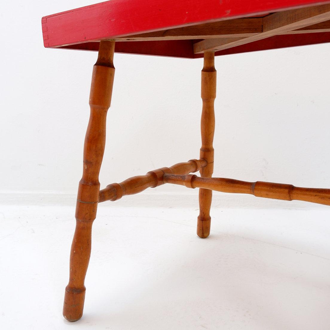 Small side table with turned legs and red top - Josco, Made in Belgium - 1950s For Sale 5