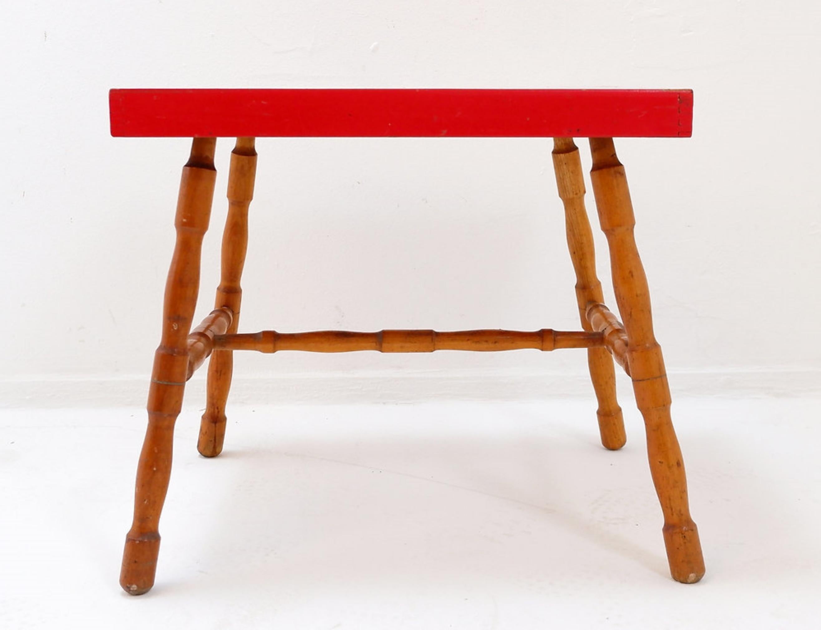 Small side table with turned legs and red top - Josco, Made in Belgium - 1950s For Sale 6