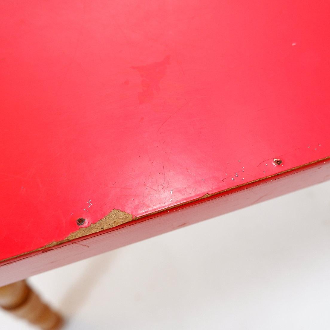 Small side table with turned legs and red top - Josco, Made in Belgium - 1950s For Sale 7