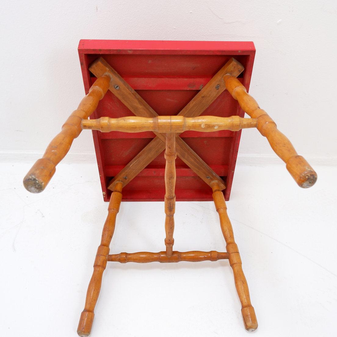 Small side table with turned legs and red top - Josco, Made in Belgium - 1950s For Sale 8