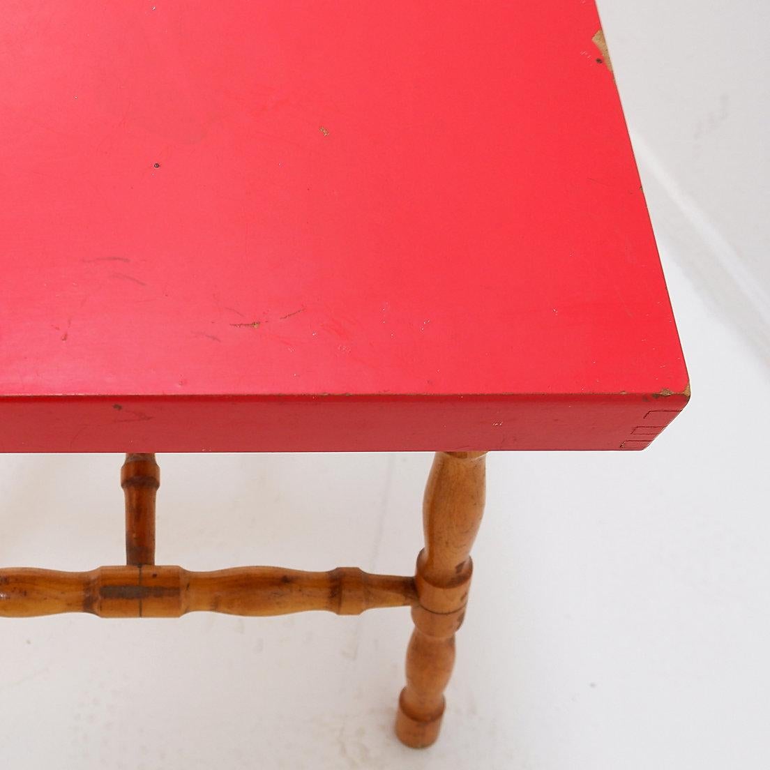 Small side table with turned legs and red top - Josco, Made in Belgium - 1950s For Sale 9