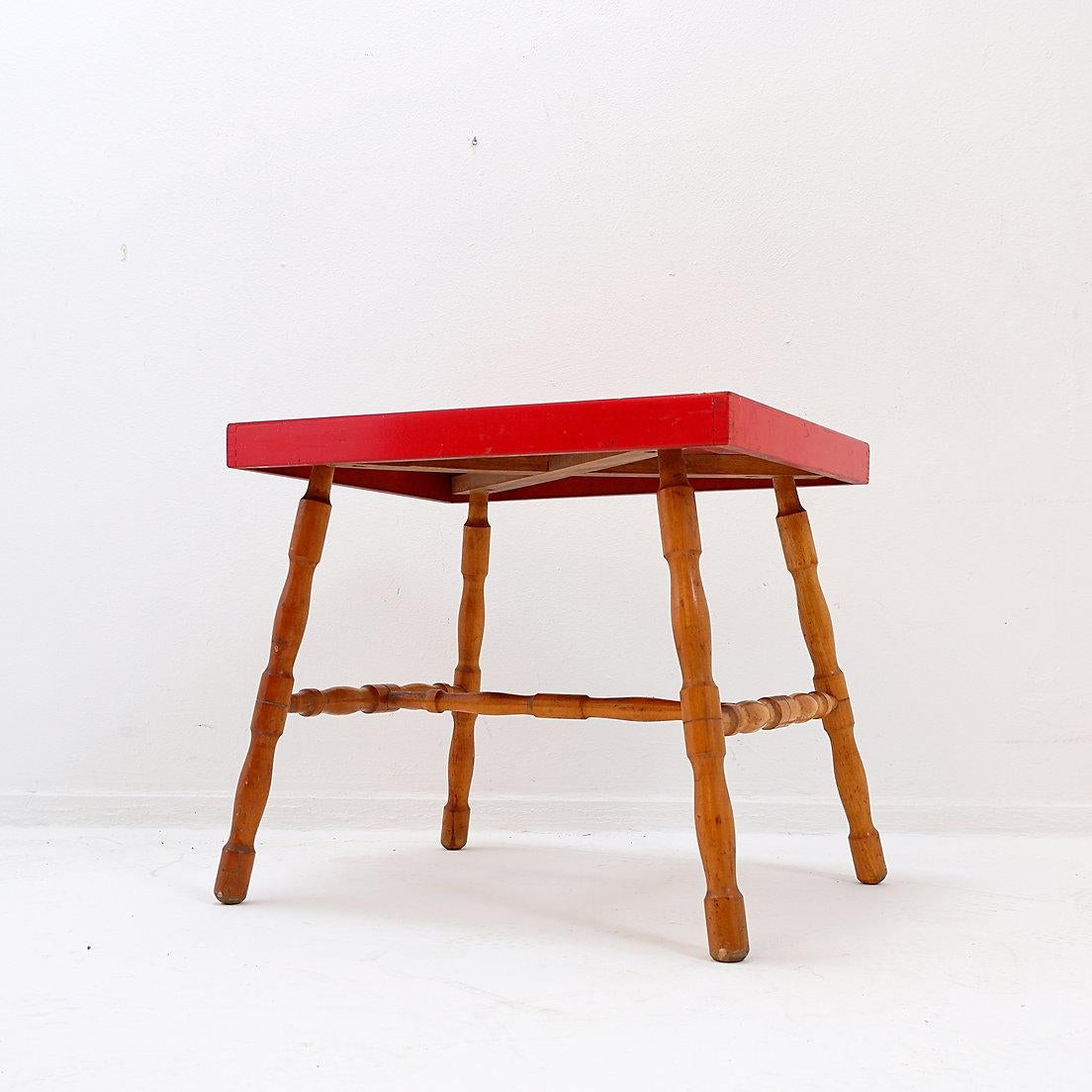Mid-Century Modern Small side table with turned legs and red top - Josco, Made in Belgium - 1950s For Sale