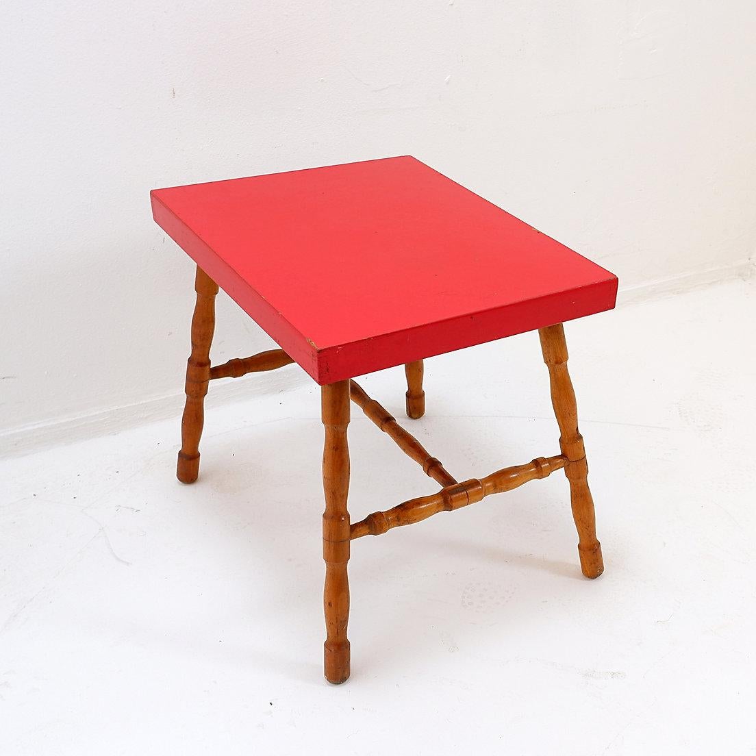 Belgian Small side table with turned legs and red top - Josco, Made in Belgium - 1950s For Sale