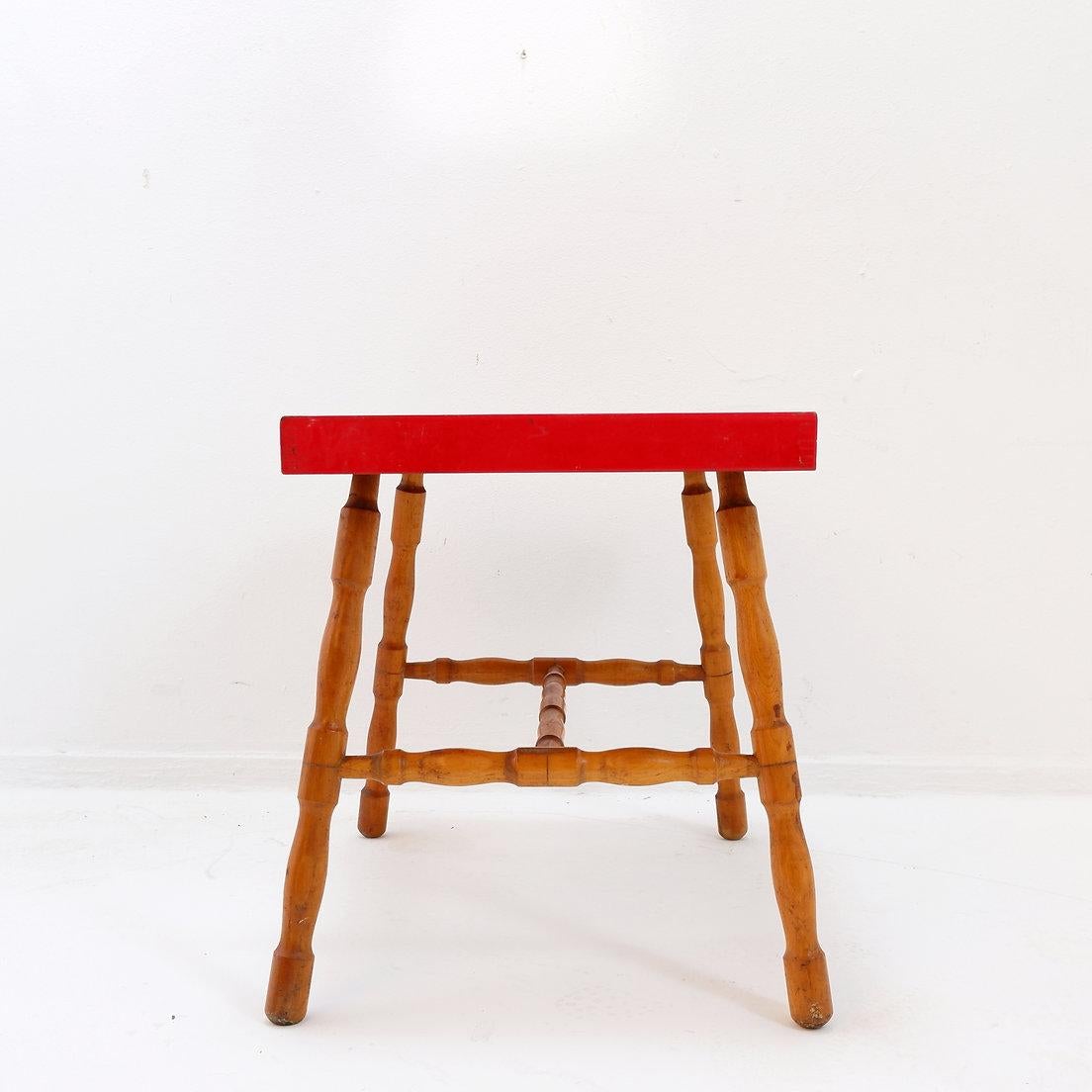 Small side table with turned legs and red top - Josco, Made in Belgium - 1950s In Good Condition For Sale In Linkebeek, BE