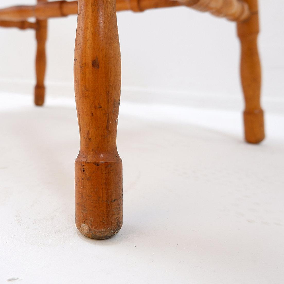 Wood Small side table with turned legs and red top - Josco, Made in Belgium - 1950s For Sale