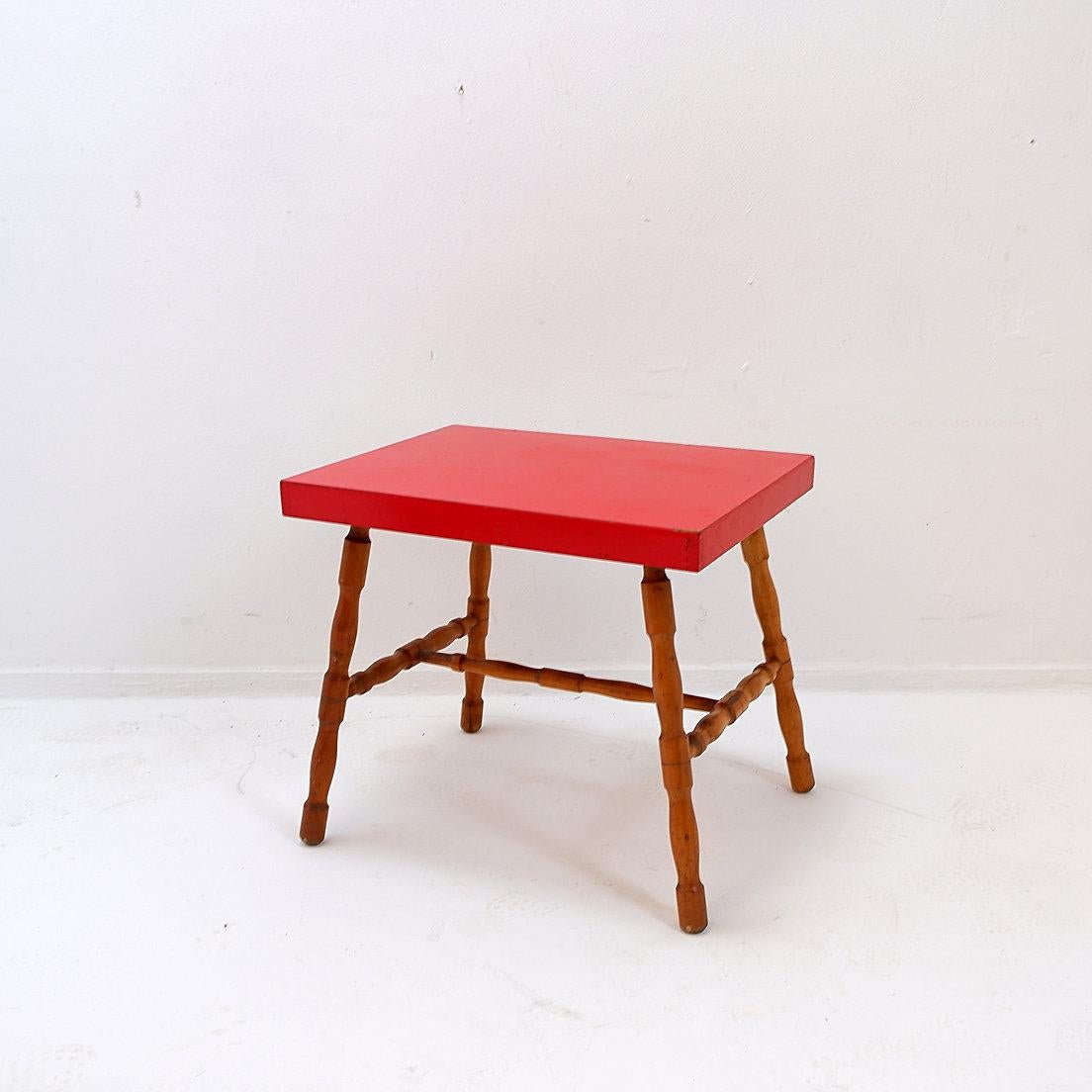 Small side table with turned legs and red top - Josco, Made in Belgium - 1950s For Sale 1