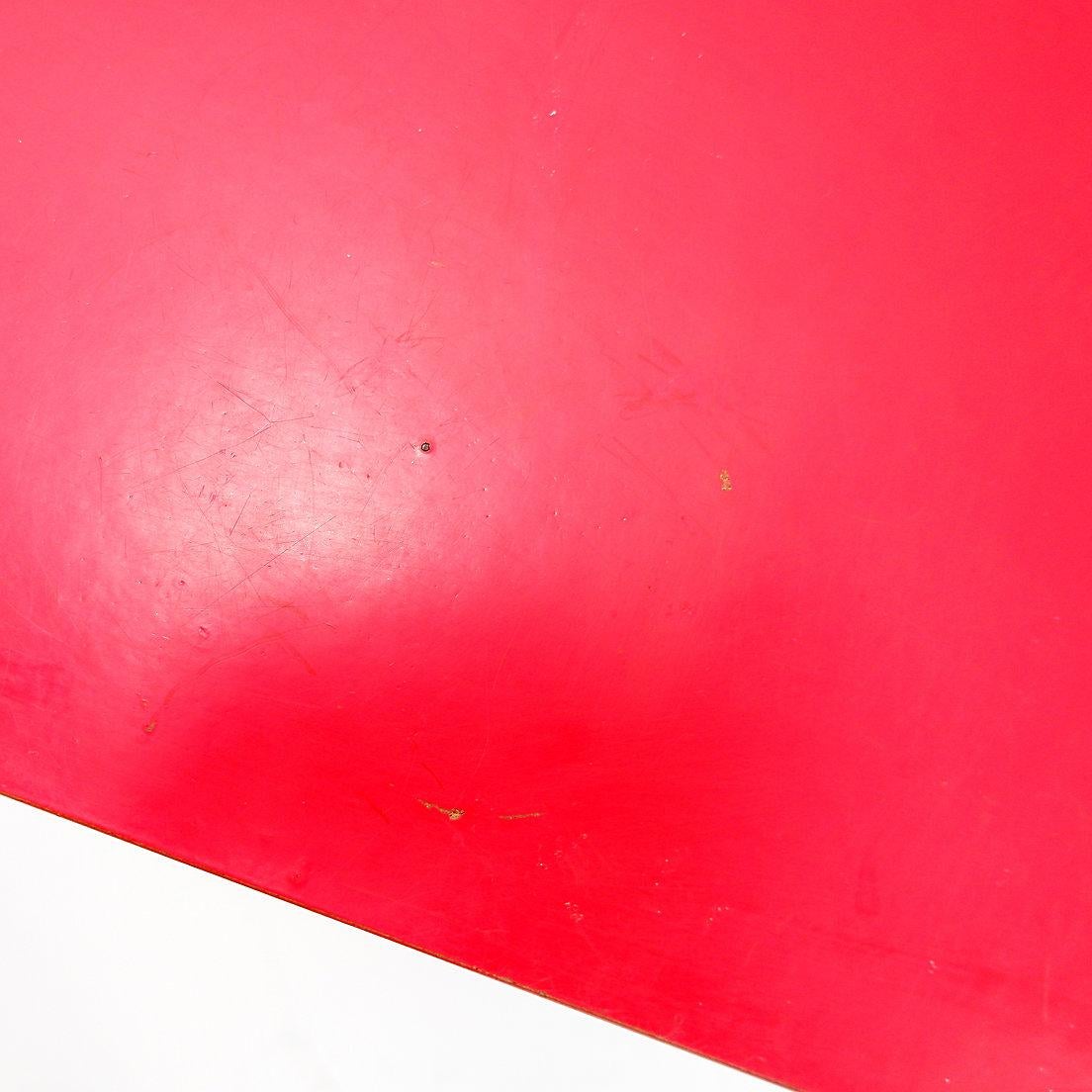 Small side table with turned legs and red top - Josco, Made in Belgium - 1950s For Sale 2