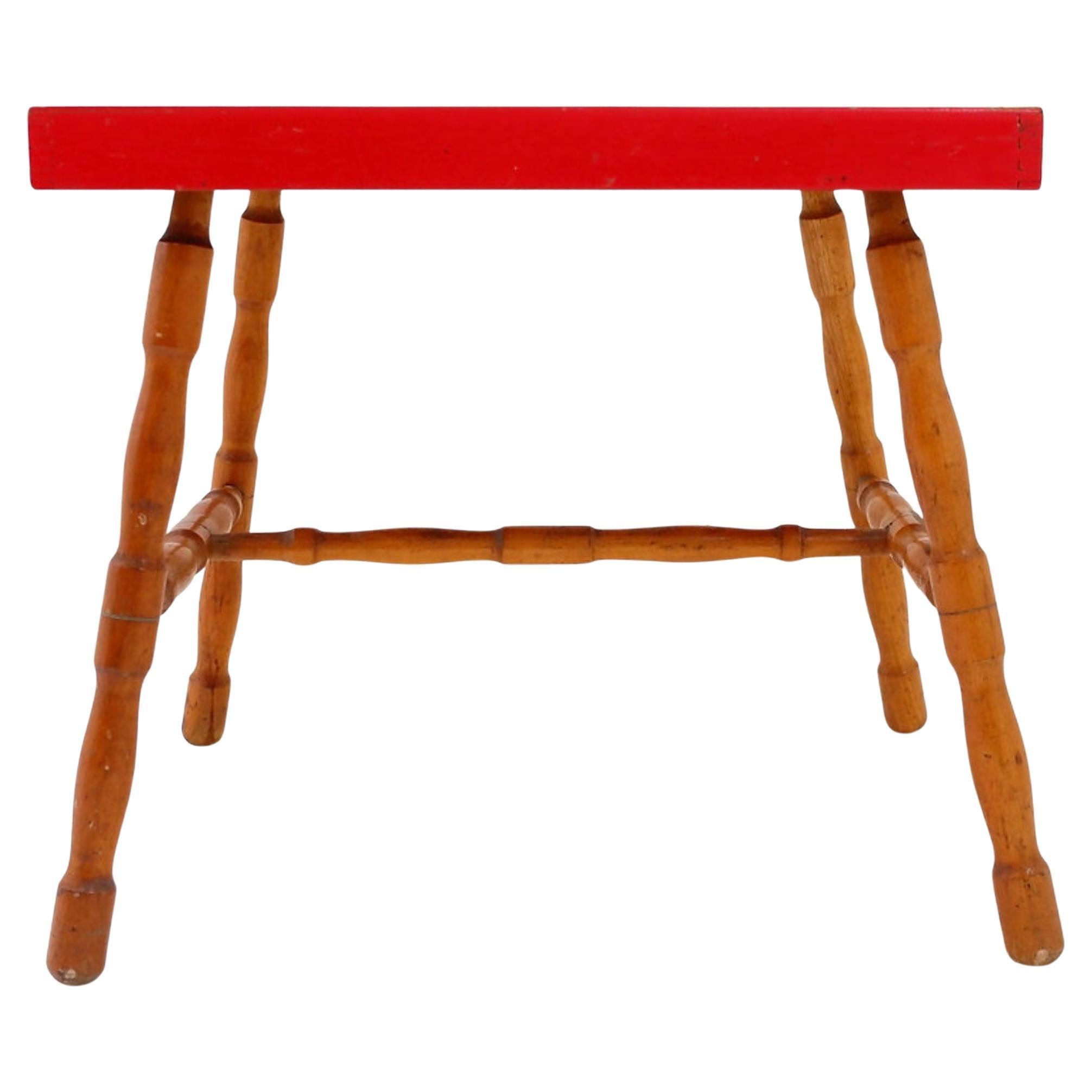 Small side table with turned legs and red top - Josco, Made in Belgium - 1950s For Sale