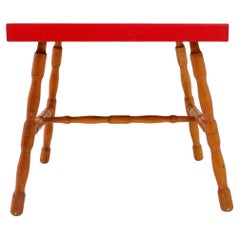Small side table with turned legs and red top - Josco, Made in Belgium - 1950s