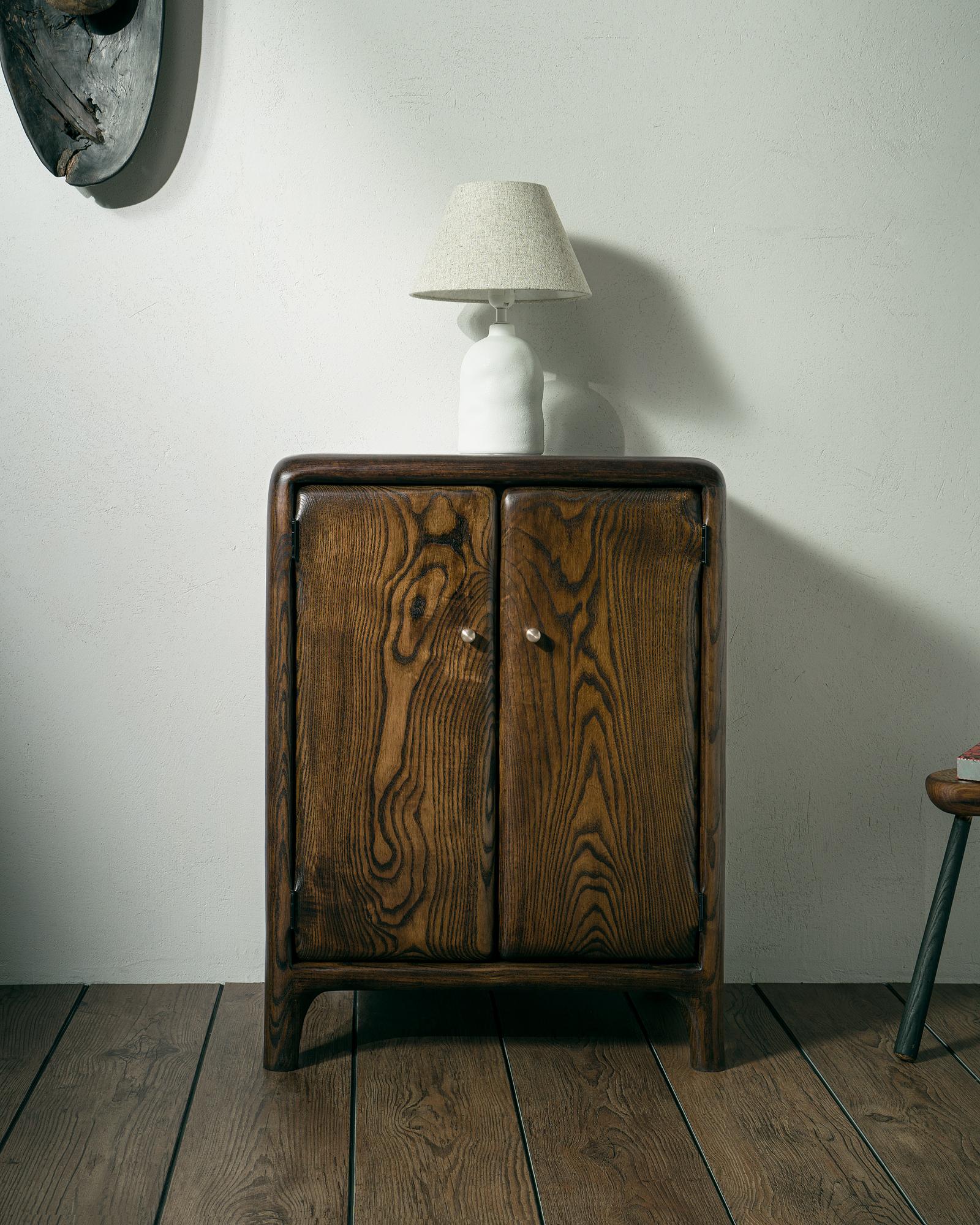 Piccola credenza di Tomasz Omachel
Dimensioni: D 40 x L 60 x H 80 cm. 
Materiali: Frassino, ottone.

Tomasz Omachel (1984) è un creatore autodidatta. La sua storia è iniziata con il restauro di mobili, dove ha imparato i segreti del mestiere