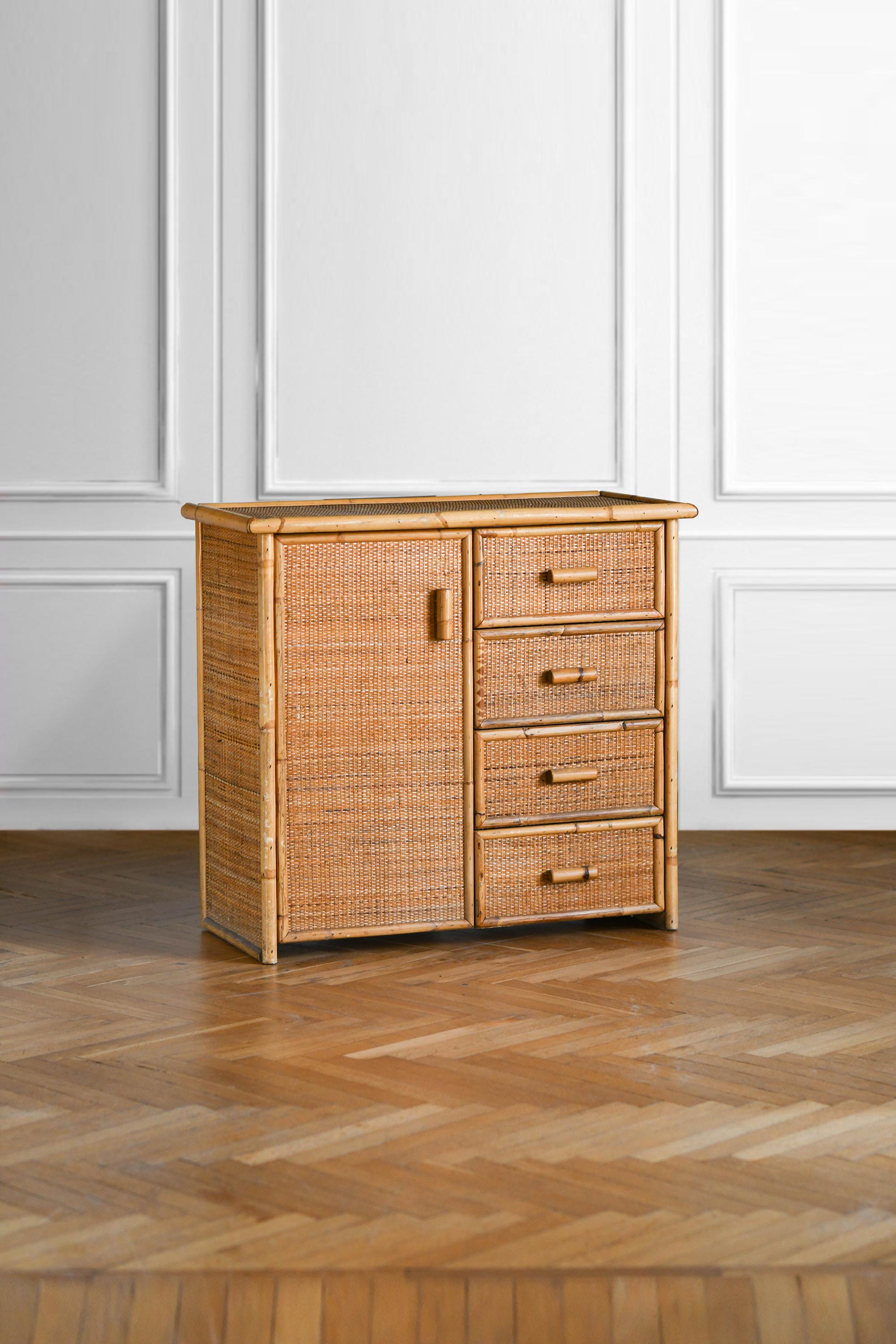 Small sideboard in rush and wicker with door and drawers.
Dimensions: 87 W x 80 H x 41 D cm
Italian production, 1980s