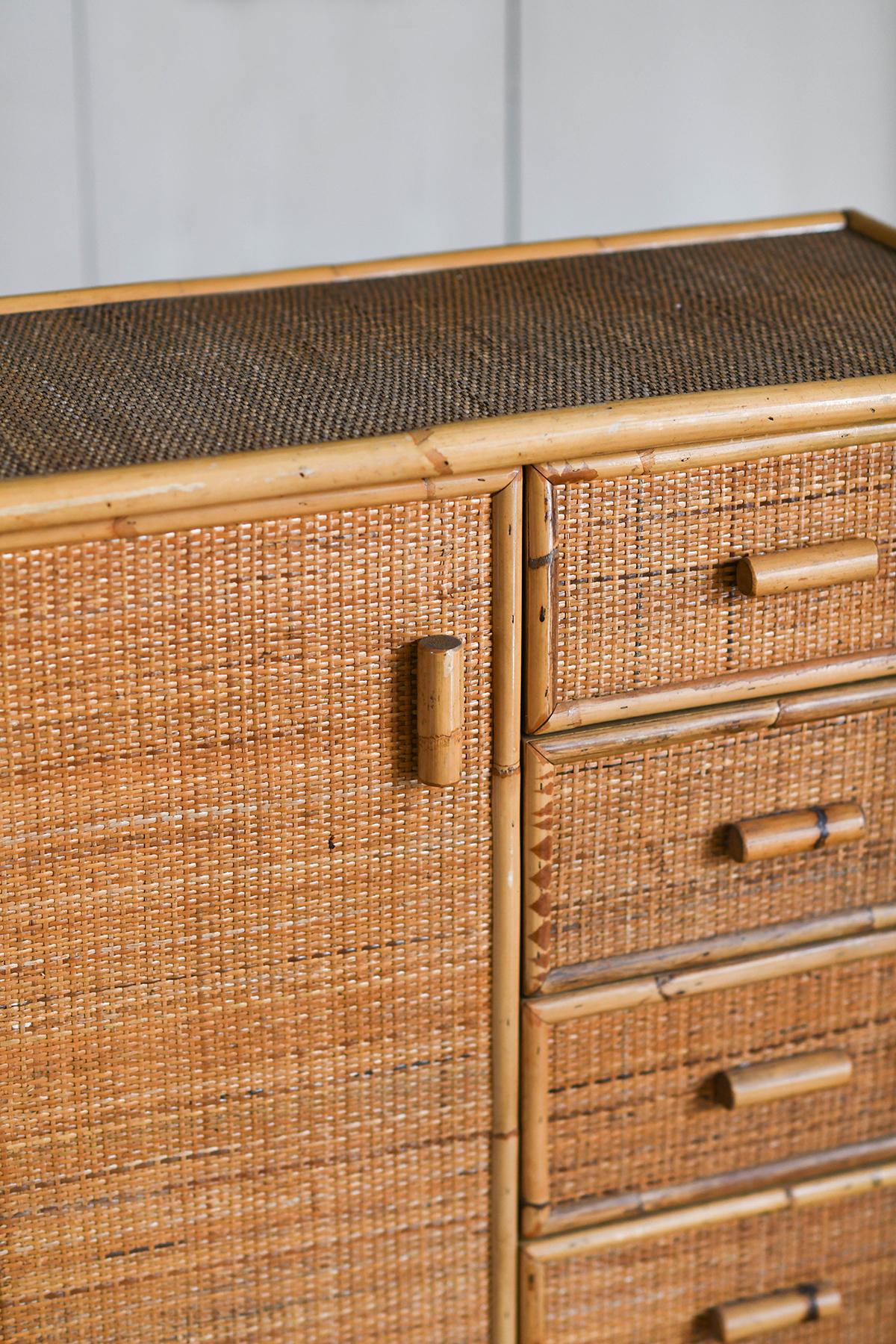 Small sideboard in rush and wicker with door and drawers, Italy 1980 In Good Condition In Roma, RM