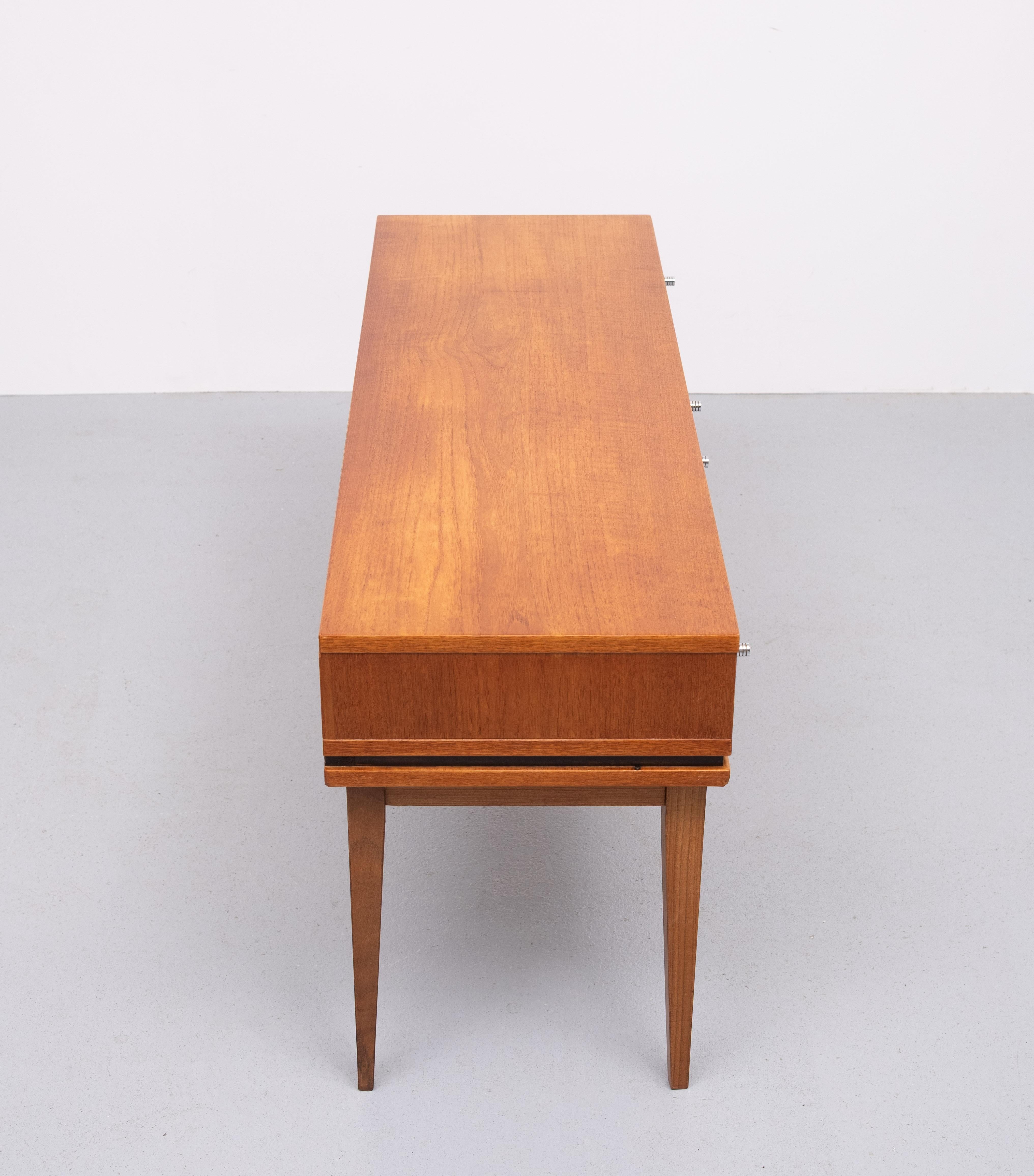 Bellissima tavola bassa o piccola credenza in Teak. 2 cassetti 
Buone condizioni. nessun anello o altri segni sulla parte superiore.  
Le gambe possono essere rimosse.

   Chiedete soluzioni migliori per la scheggiatura 