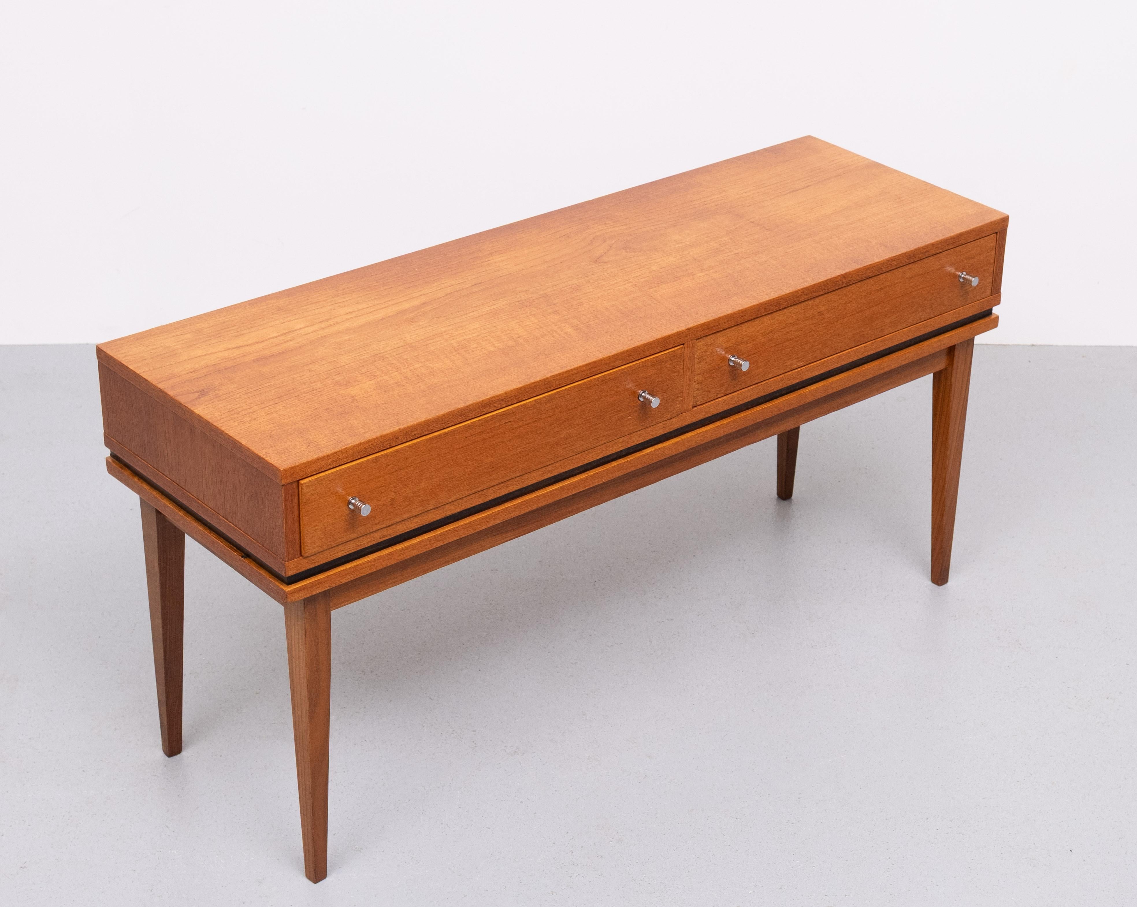 Scandinavo piccola credenza o lavagna bassa a 2 cassetti in teak  1960 in vendita