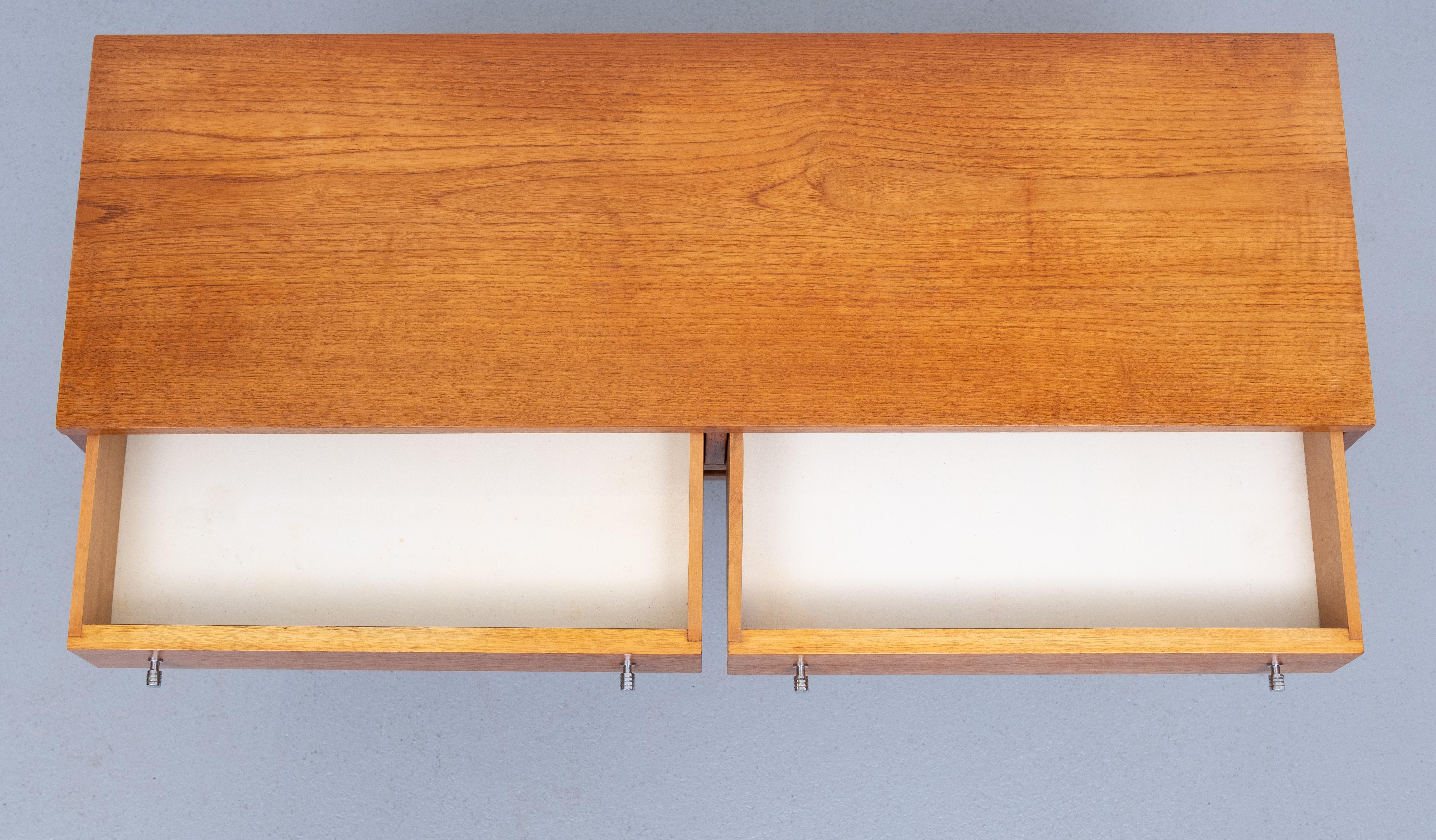 piccola credenza o lavagna bassa a 2 cassetti in teak  1960 In condizioni buone in vendita a Den Haag, NL