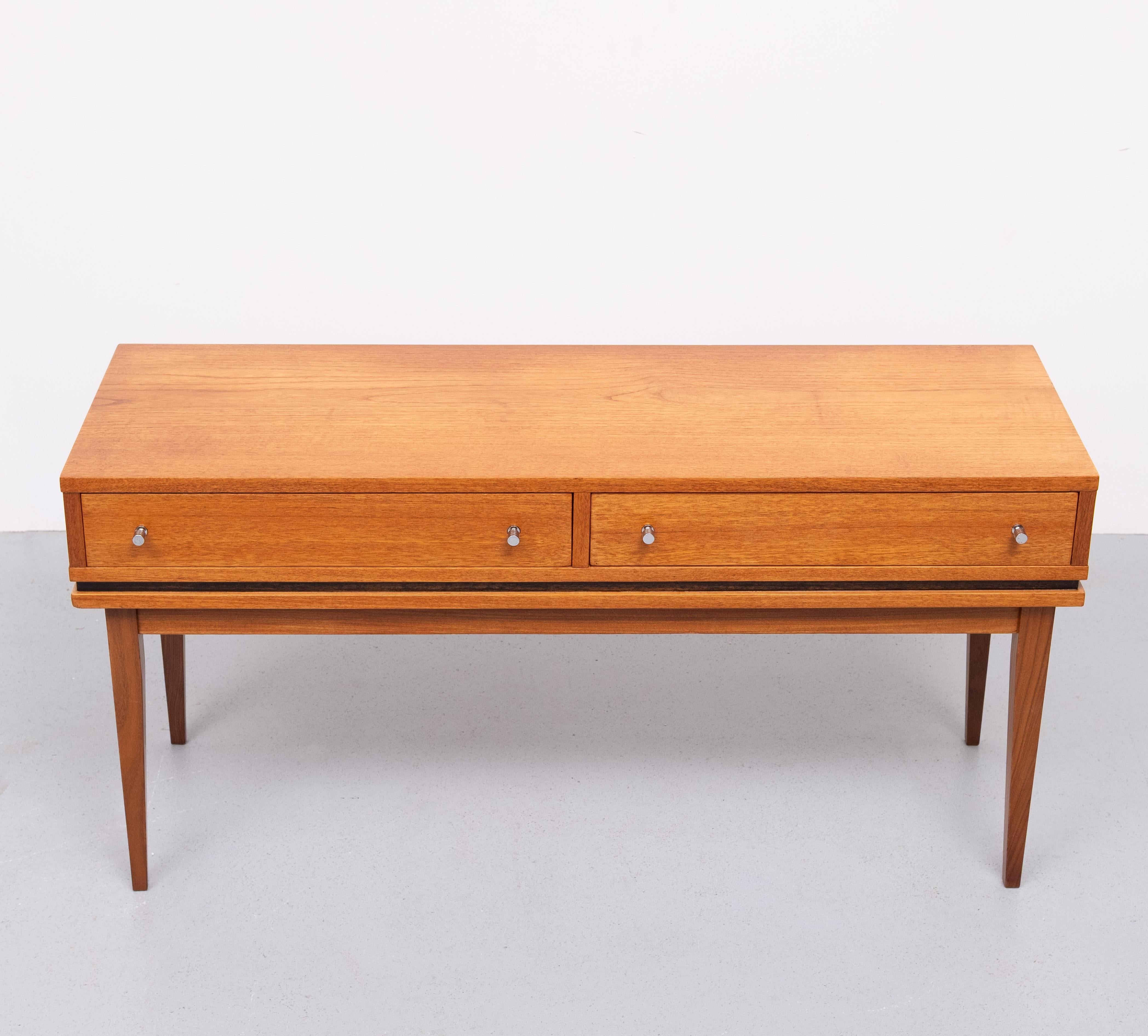 Metà XX secolo piccola credenza o lavagna bassa a 2 cassetti in teak  1960 in vendita