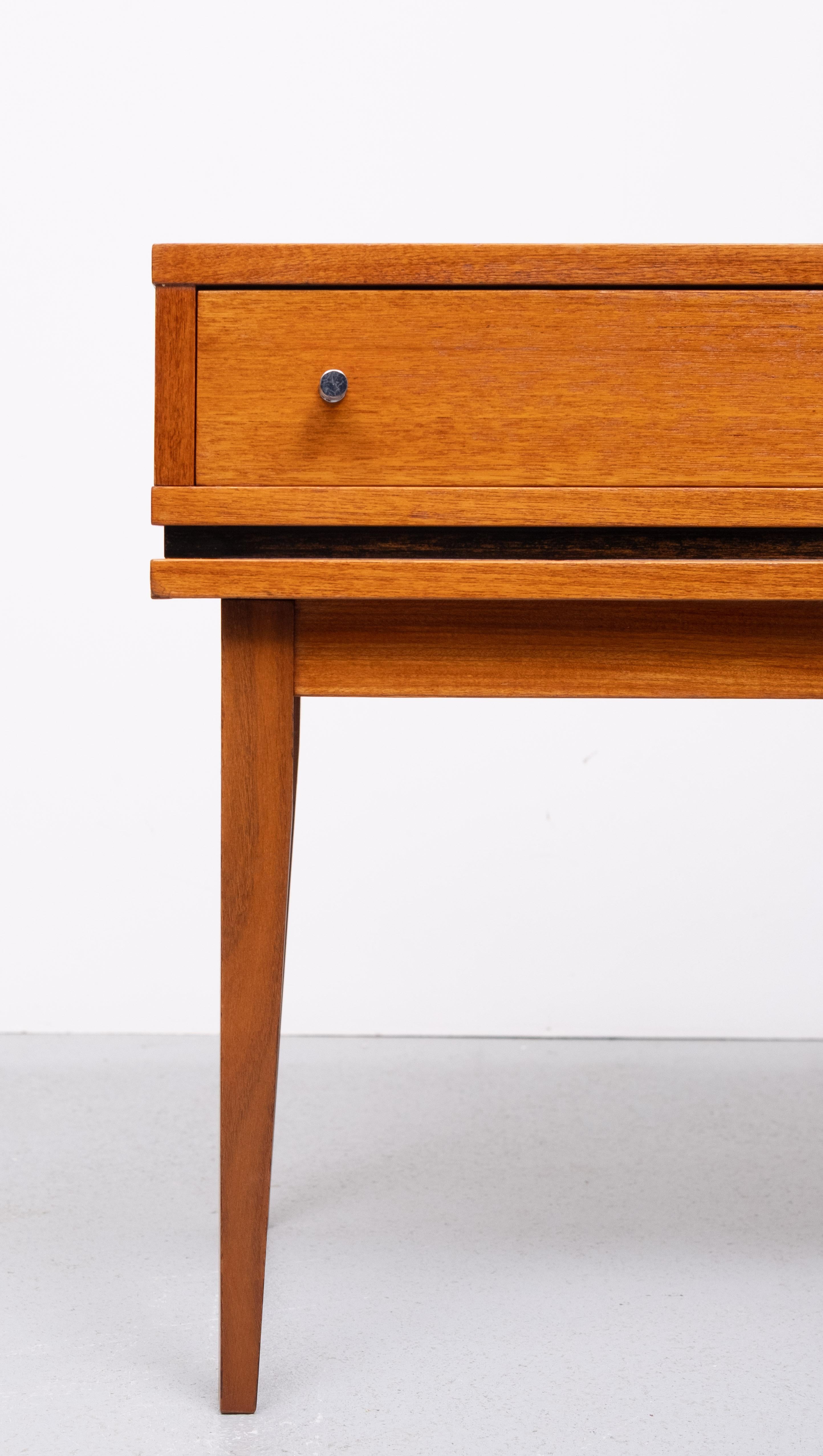 Teak piccola credenza o lavagna bassa a 2 cassetti in teak  1960 in vendita