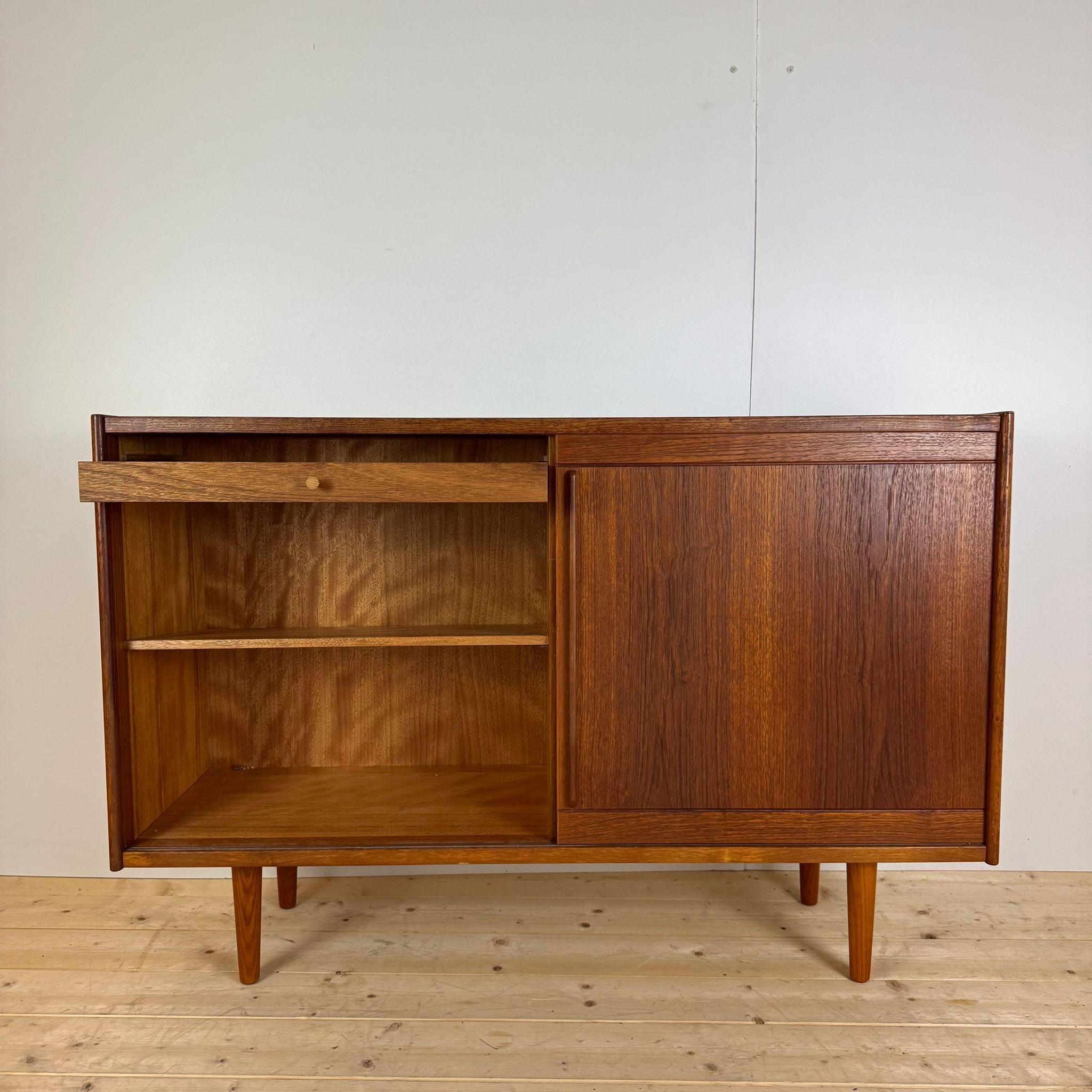 Mid-Century moderno Small sideboard with drawers, Denmark 1960 in vendita