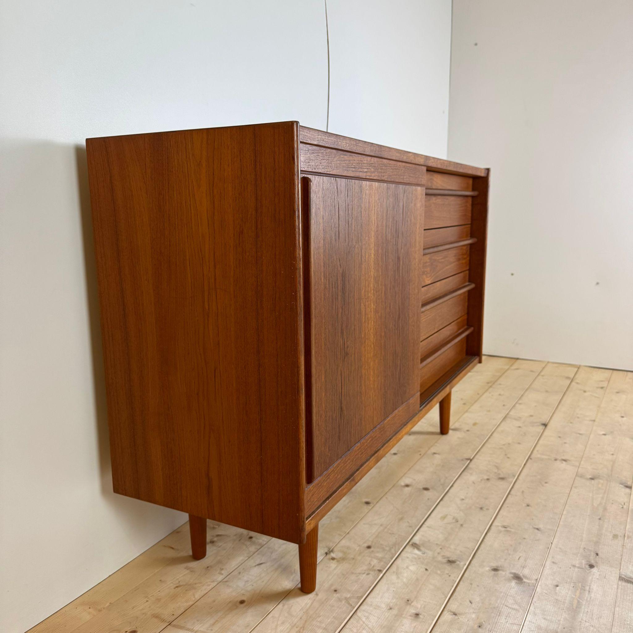 Impiallacciato Small sideboard with drawers, Denmark 1960 in vendita