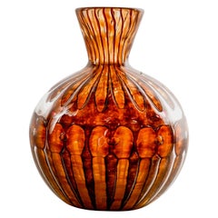 Kleine signierte bernsteinfarbene Verlys-Vase