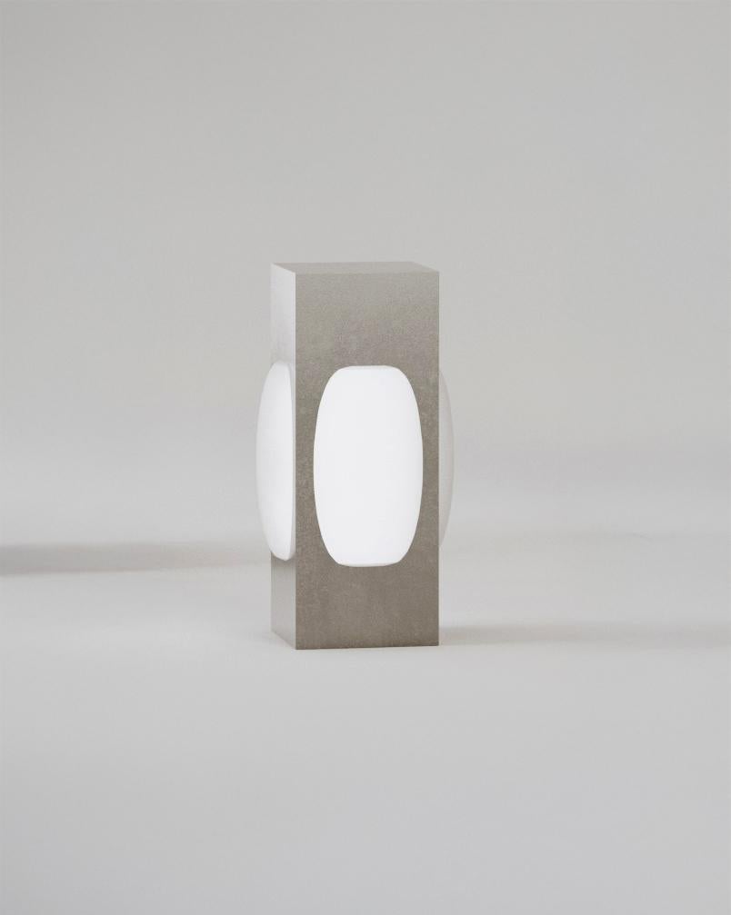 Lámpara de mesa Silica 1 pequeña by Dualismo
Dimensiones: An 25 x Pr 25 x Al 45 cm
Materiales: Acero inoxidable pulido.

Sobre:
Dualismo es un estudio de arte y diseño que crea obras en la intersección del arte, los objetos y los espacios. El
