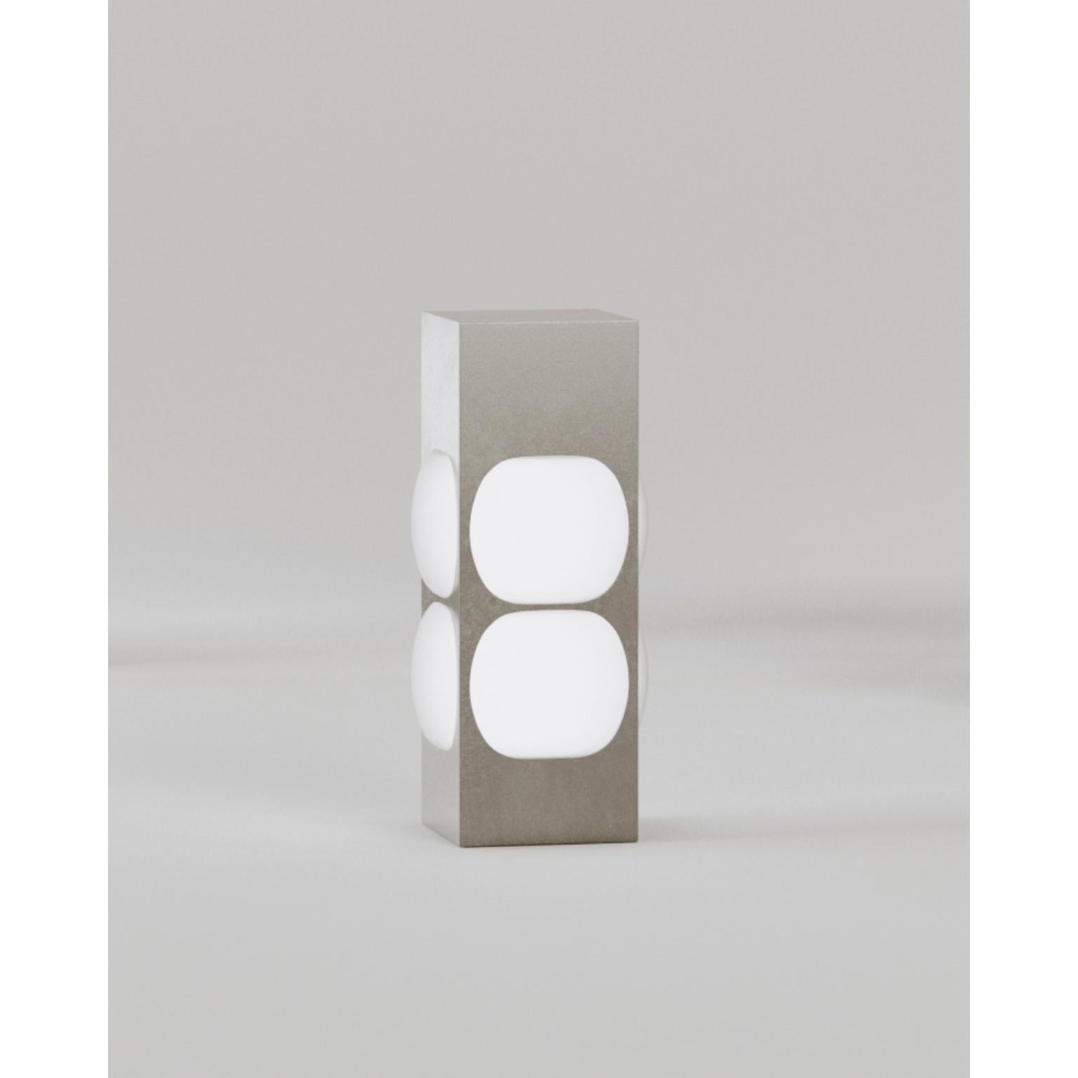 Lámpara de mesa Silica 2 pequeña by Dualismo
Dimensiones: An 25 x Pr 25 x Al 45 cm
Materiales: Acero inoxidable pulido.

Sobre:
Dualismo es un estudio de arte y diseño que crea obras en la intersección del arte, los objetos y los espacios. El