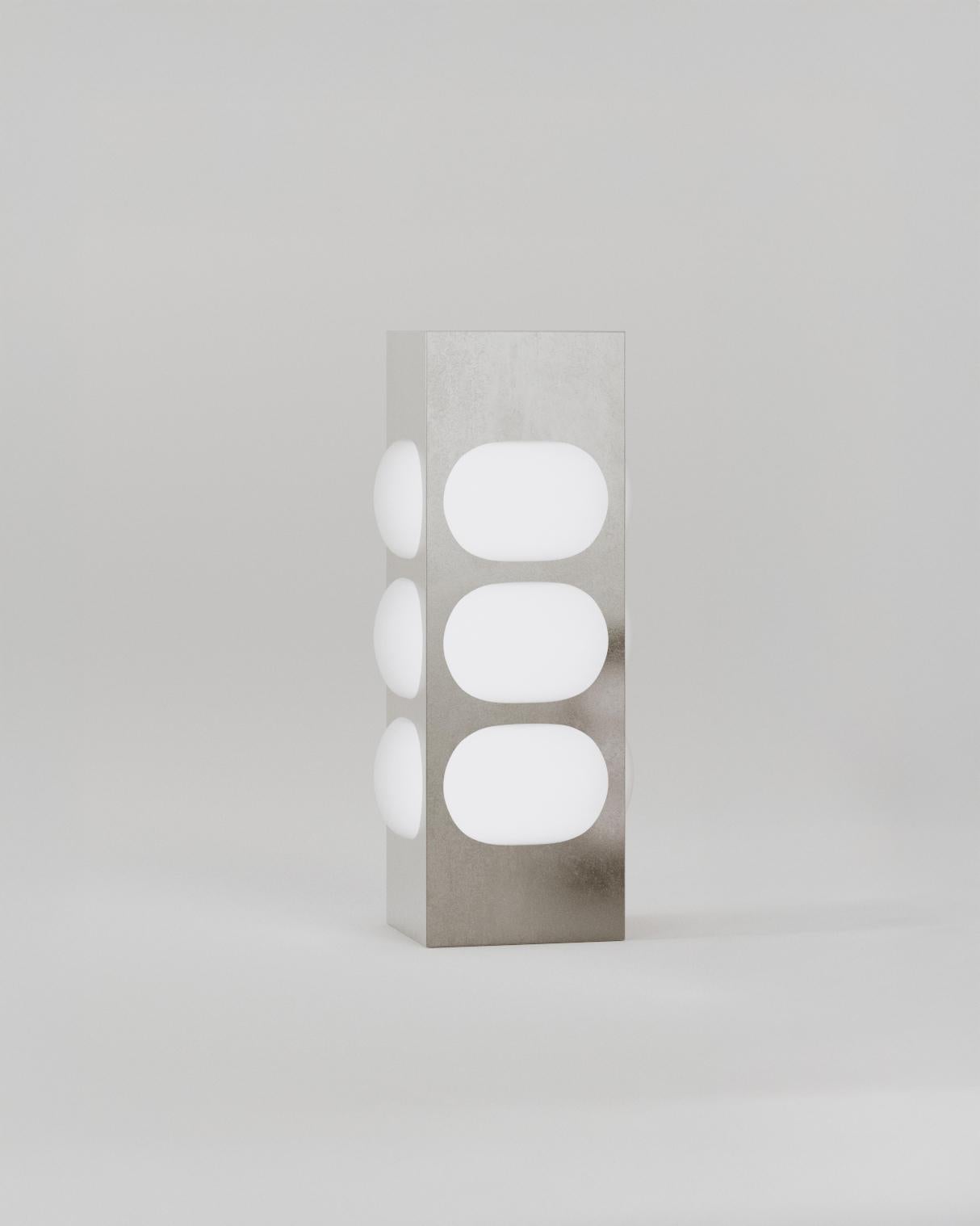 Lámpara de mesa Silica 3 pequeña by Dualismo
Dimensiones: An 25 x Pr 25 x Al 45 cm
Materiales: Acero inoxidable pulido.

Sobre:
Dualismo es un estudio de arte y diseño que crea obras en la intersección del arte, los objetos y los espacios. El