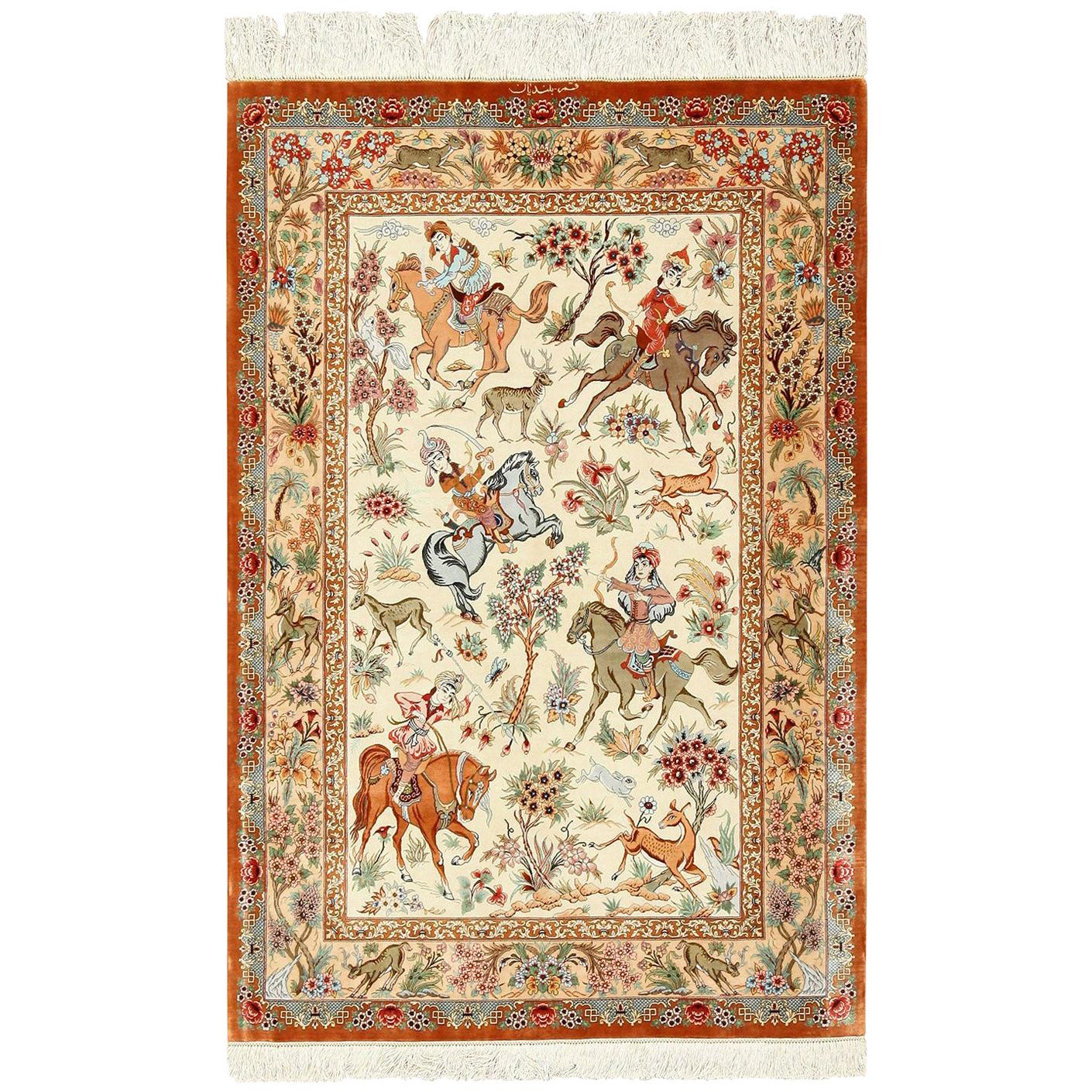 Tapis persan de scène de chasse Qum en soie. 3 pieds 5 po. x 5 pieds 1 po. 