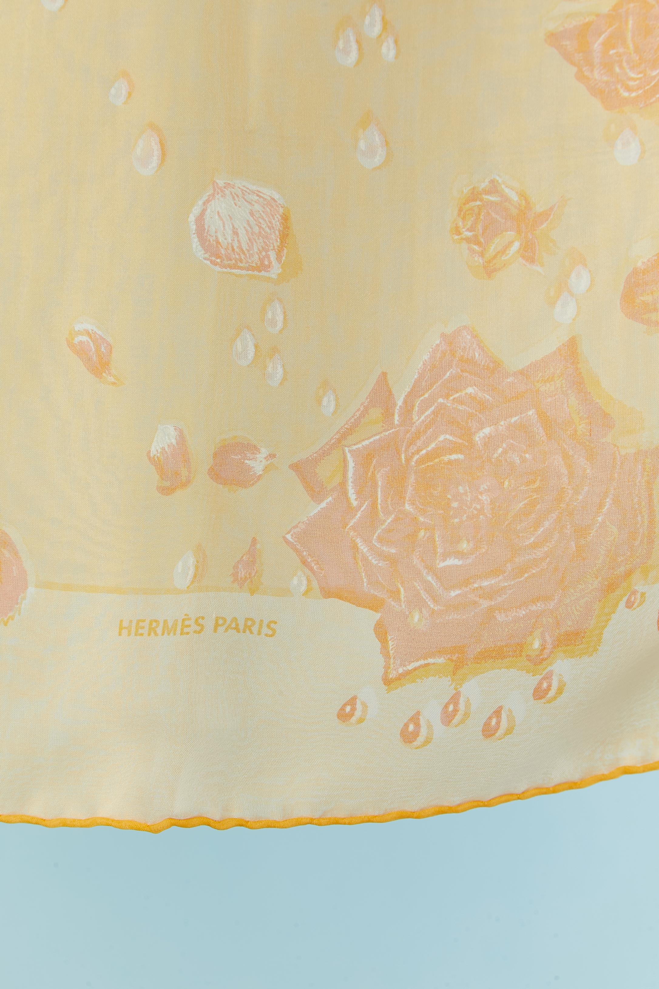 Piccola sciarpa in seta stampata composta da due strati.
DIMENSIONE 70cm X 68cm 
NUOVO con etichetta 