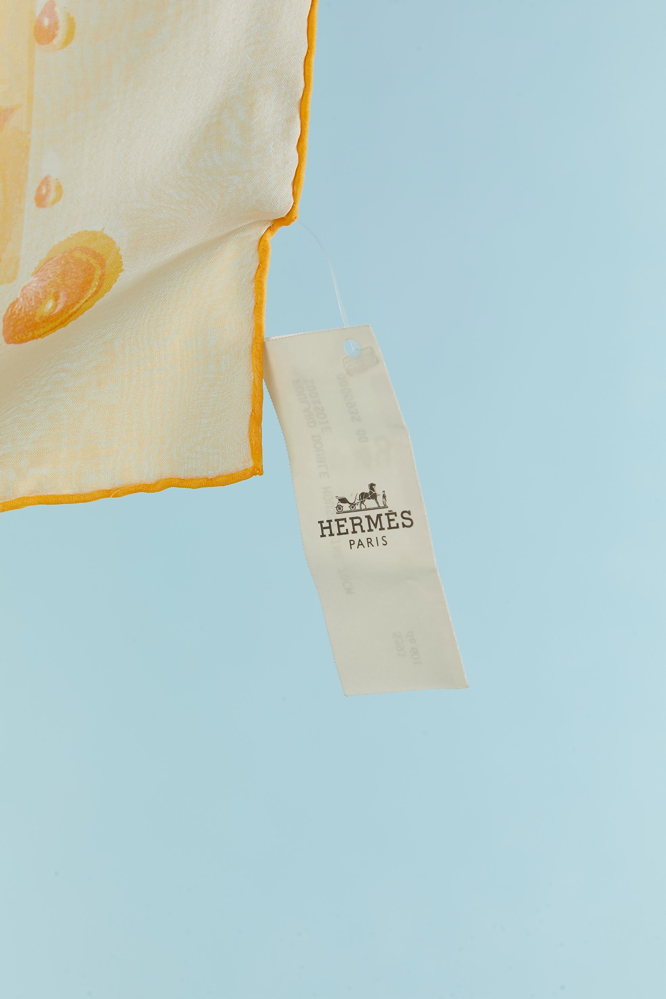 Beige Sciarpa piccola in seta stampata a due strati Hermès NUOVA con etichetta in vendita