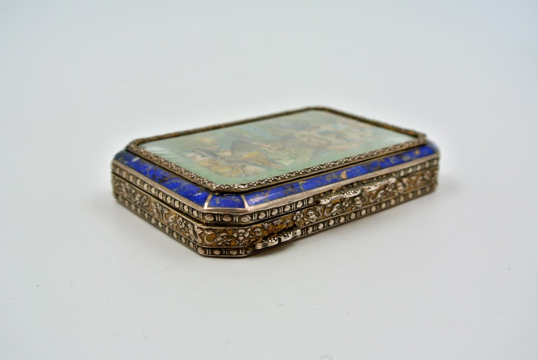 Small silver box, precious with an engraved and painted scene, surrounded by Lapis Lazuli, 19th century, Napoleon III Period.
Measures: H 1.5cm, W 8cm, D 5.5cm.